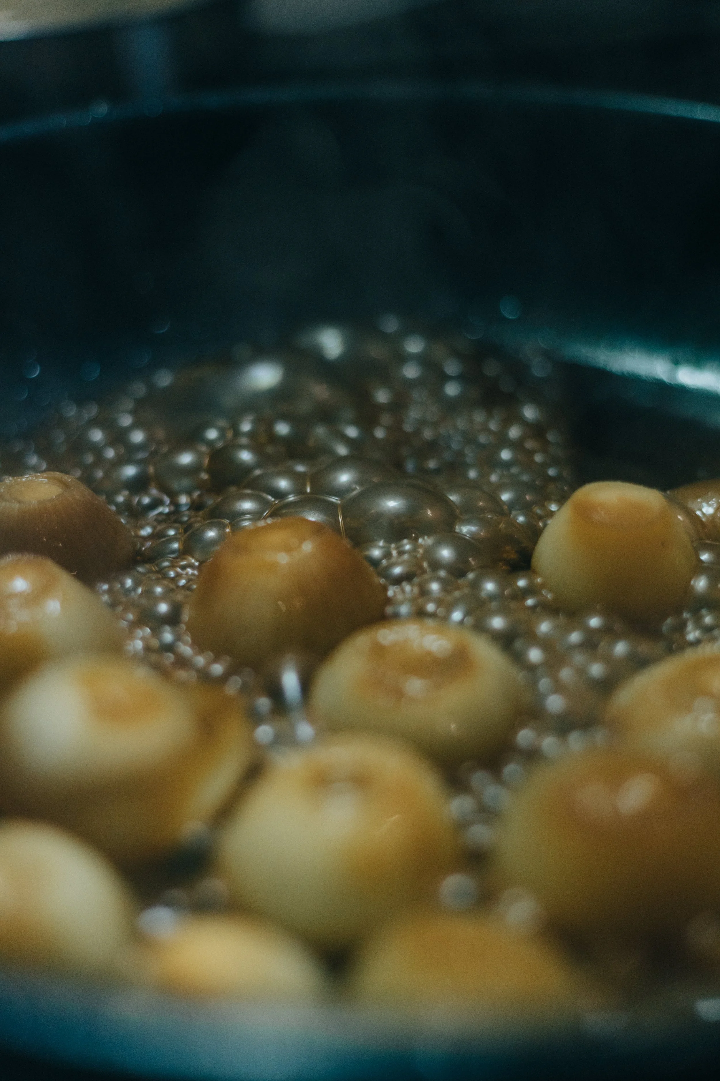 Ébullition d'œufs dans une casserole.