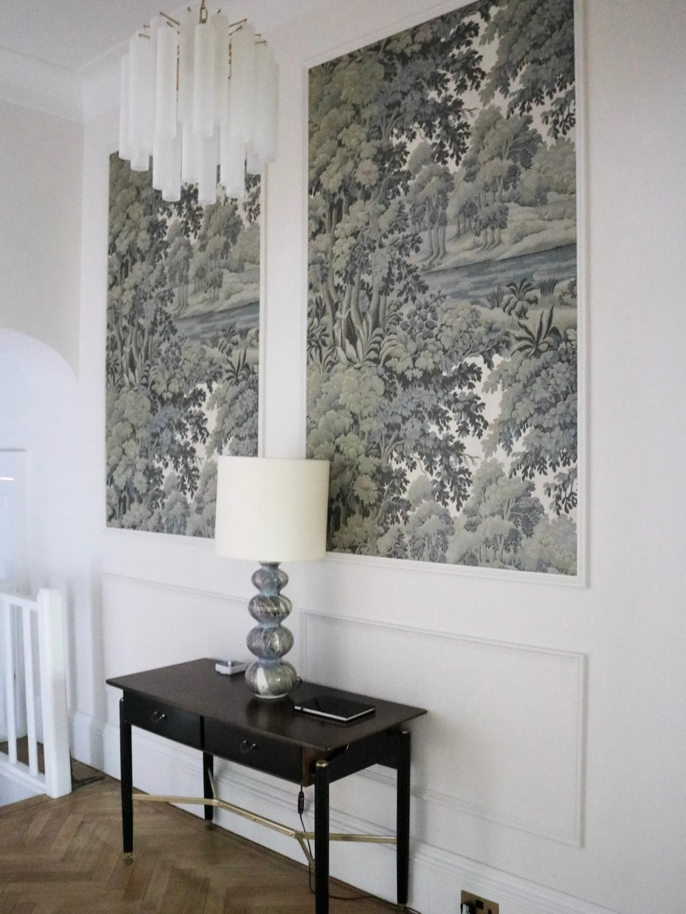 W is for wallpaper.

Not every space needs to feel quiet.

Sometimes it is the smaller rooms that can hold a bit more character. A hallway you pass through, or a WC you only use for a few minutes. These are the places where wallpaper can really come 