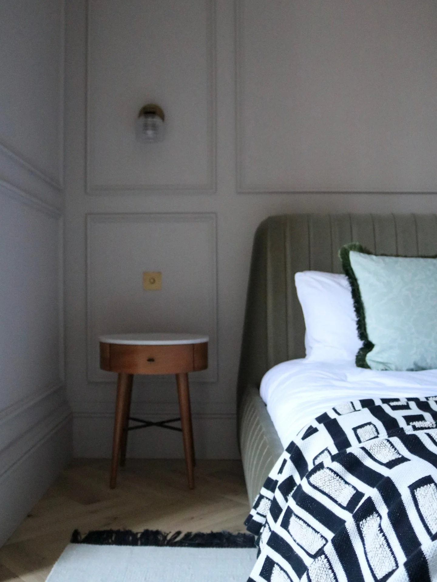 Designing a bedroom below ground comes with its own challenges.

Natural light is softer, more limited, and it can be tempting to try to compensate for that. Instead, we chose to work with it.

We did not shy away from colour. The green bed brings a 