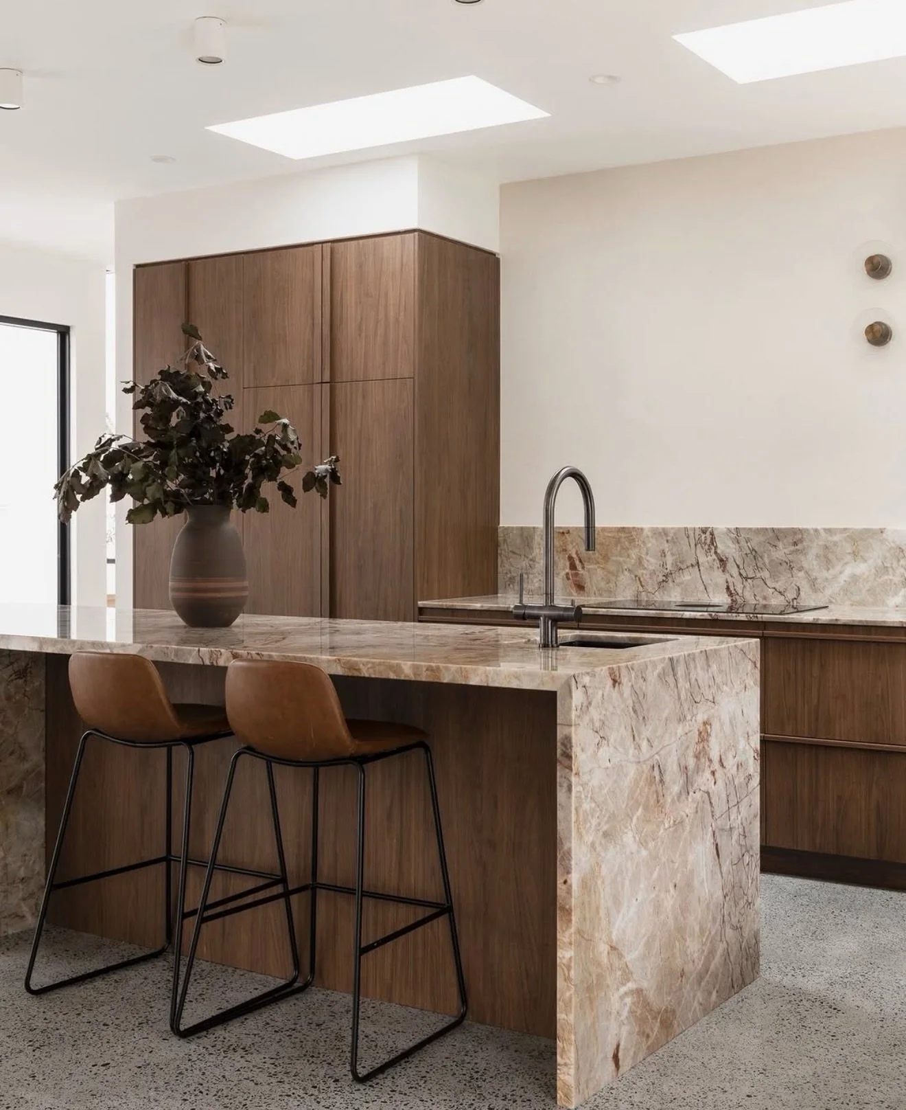 Friday favourites.

This week, we found ourselves drawn to straight lines. Vertical or horizontal, there is something about their simplicity that brings a sense of order to a space.

They guide the eye without effort. Create structure without feeling