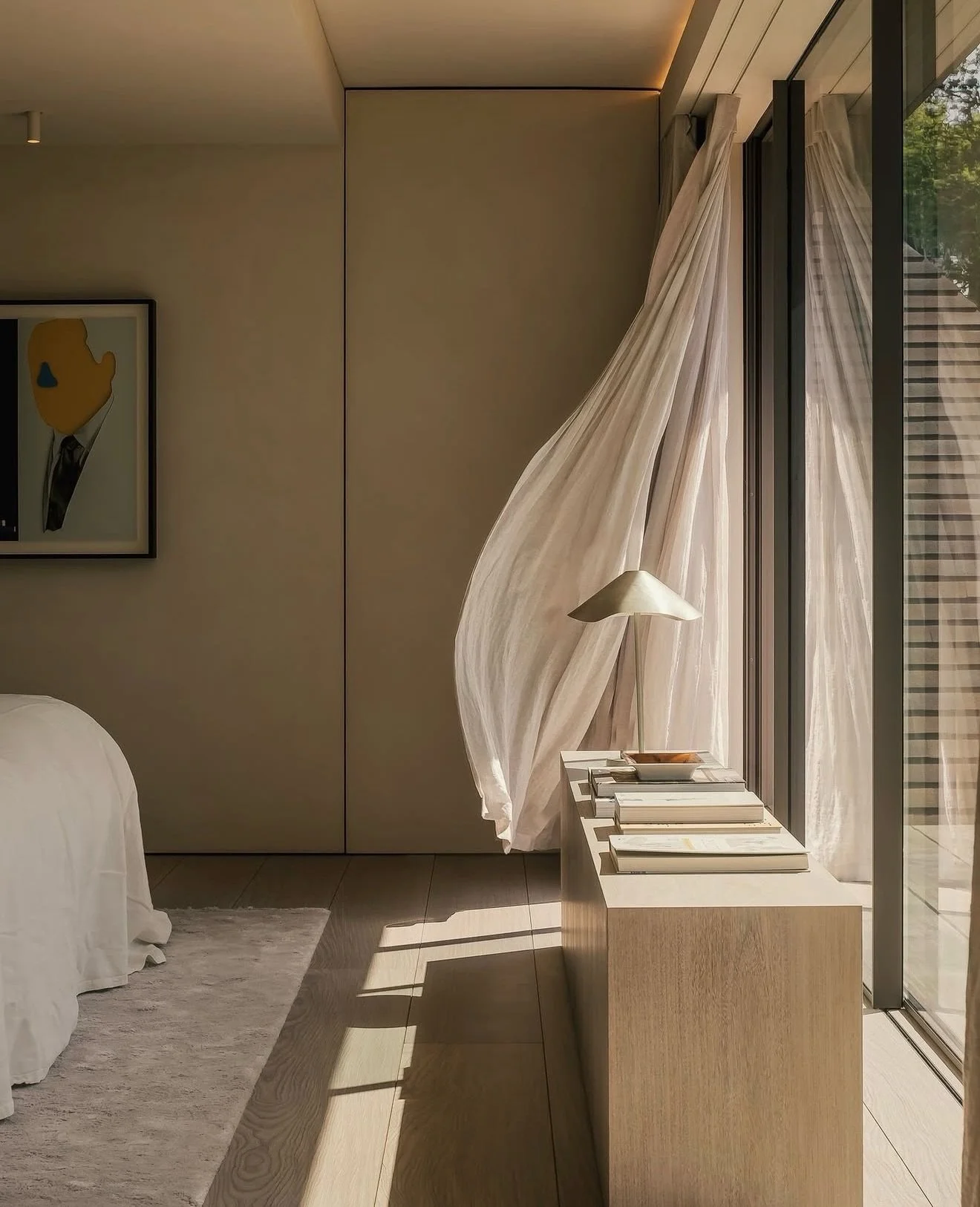 Friday favourites.

This week, we found ourselves saving pieces that felt like a breath of fresh air. The kind of interiors that shift your mood without needing to explain why.

There is a lightness to them. A sense of ease. Spaces that feel open, ca