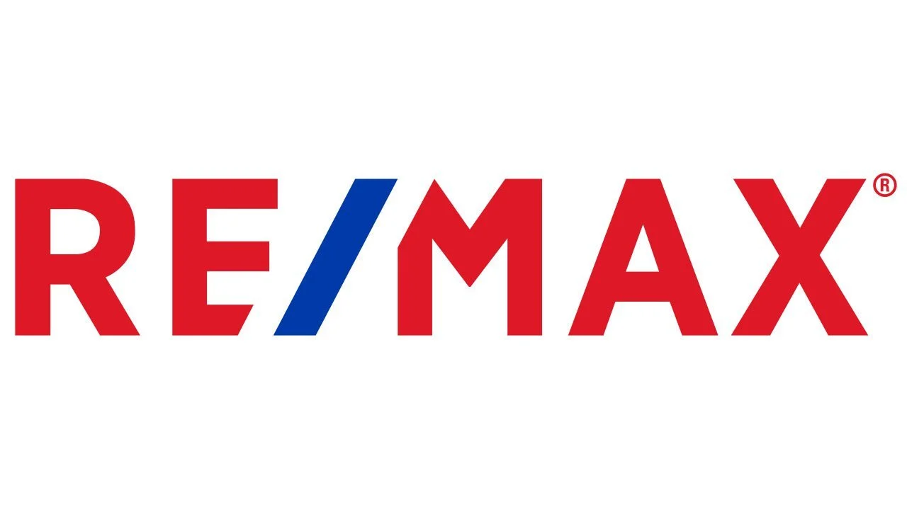 Logo der Firma RE/MAX in roter Farbe mit einer blauen Linie zwischen den Buchstaben E und M, auf weißem Hintergrund.
