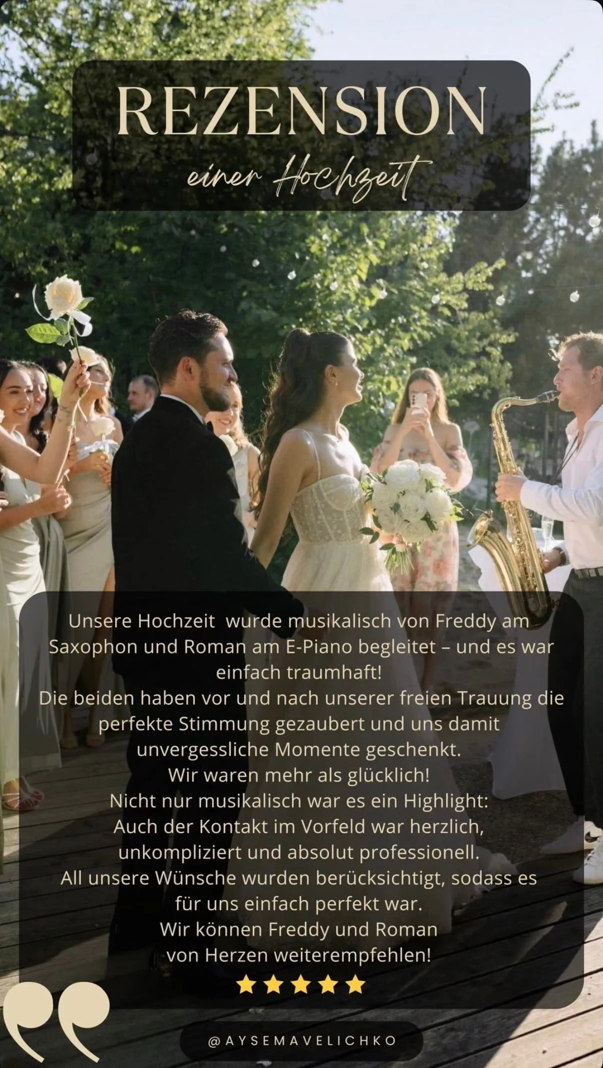 Rezension einer Hochzeit mit glücklichem Brautpaar, umgeben von Freunden, die Fotos machen und eine Saxophon- und E-Piano-Musik begleiten.