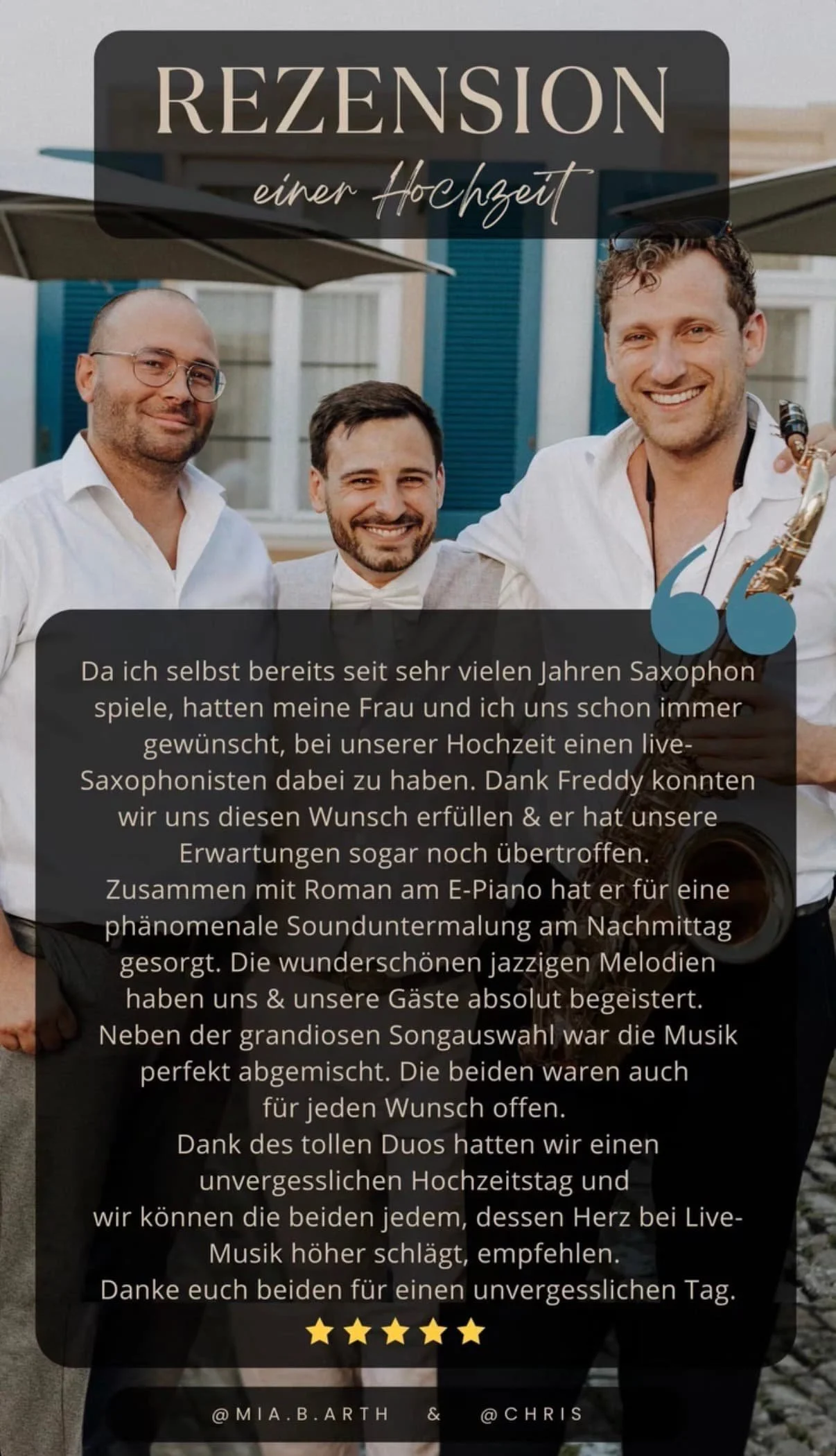Bewertung eines Hochzeitsfestes mit einem Saxophonspieler, die drei Männer beim Feiern und Musizieren lächelnd im Freien. Text über die Erfahrung des Paars mit einem Live-Saxophonisten auf ihrer Hochzeit.