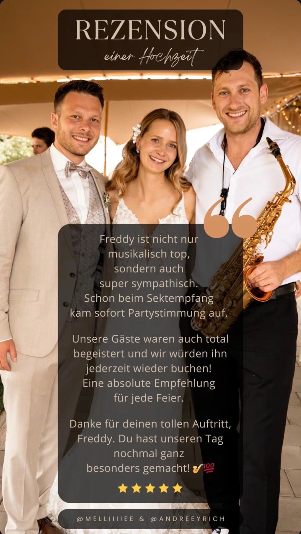 Fotografie einer Hochzeitsfeier mit drei Personen, darunter ein Musiker mit Saxophon, unter einem Festzelt, mit einem schwarzen Textüberlagerung, die Rezension eines Gastes auf Deutsch. Das Bild zeigt einen Mann in offener weißer Hemdjacke, eine Frau in Brautkleid, und einen Mann in beige Anzug mit Fliege.