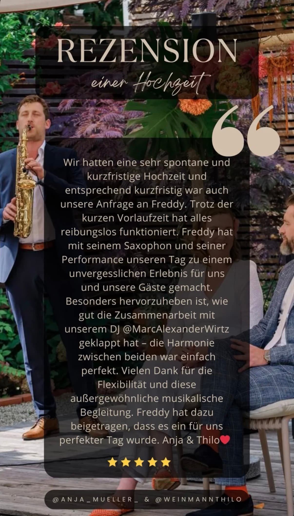 Bewertung für eine Hochzeit. Im Hintergrund sind zwei Männer und eine Frau, die entspannt an einem Tisch sitzen. Der Text bedankt sich bei Frederik Heckel für seine musikalische Begleitung und hebt die Harmonie und Flexibilität des Musikers hervor. 