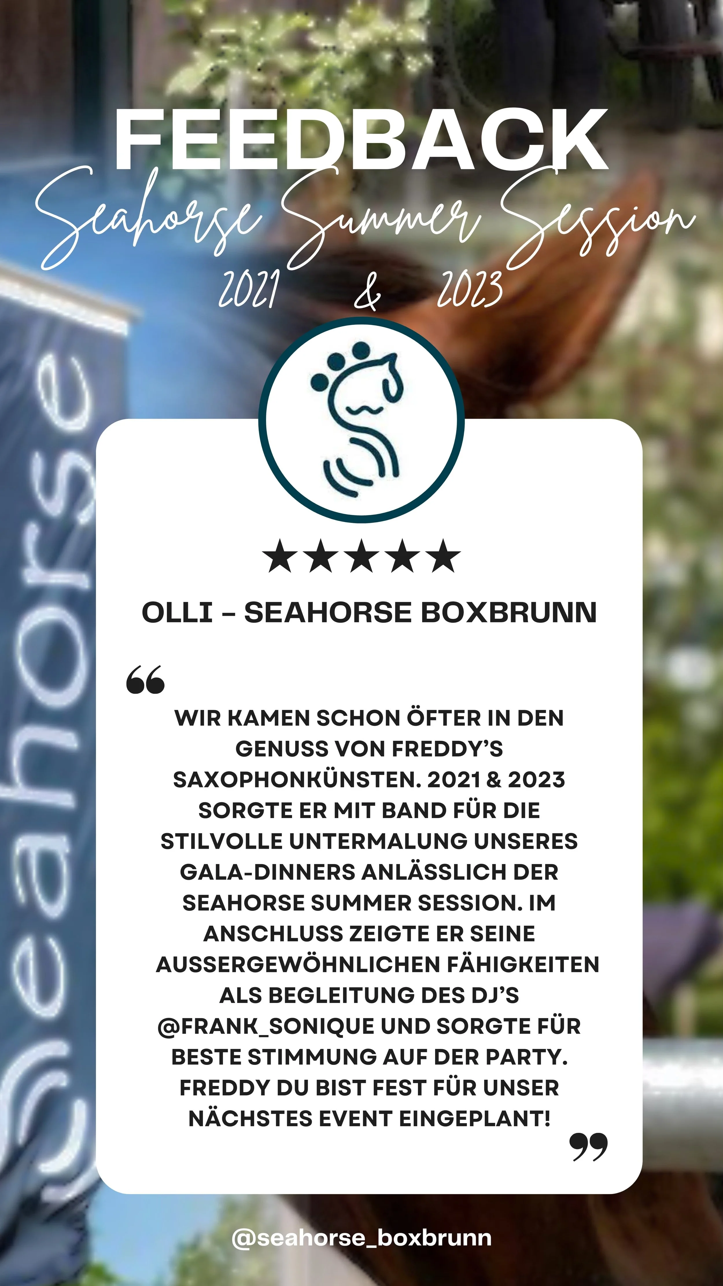 Feedback-Poster für die Seahorse Summer Session 2021 & 2023, mit einem Logo eines Seepferdchens, einer Bewertung von fünf Sternen, und einem Textblock, der über das Erlebnis beim Saxophonspielen bei Frederik Heckel berichtet.