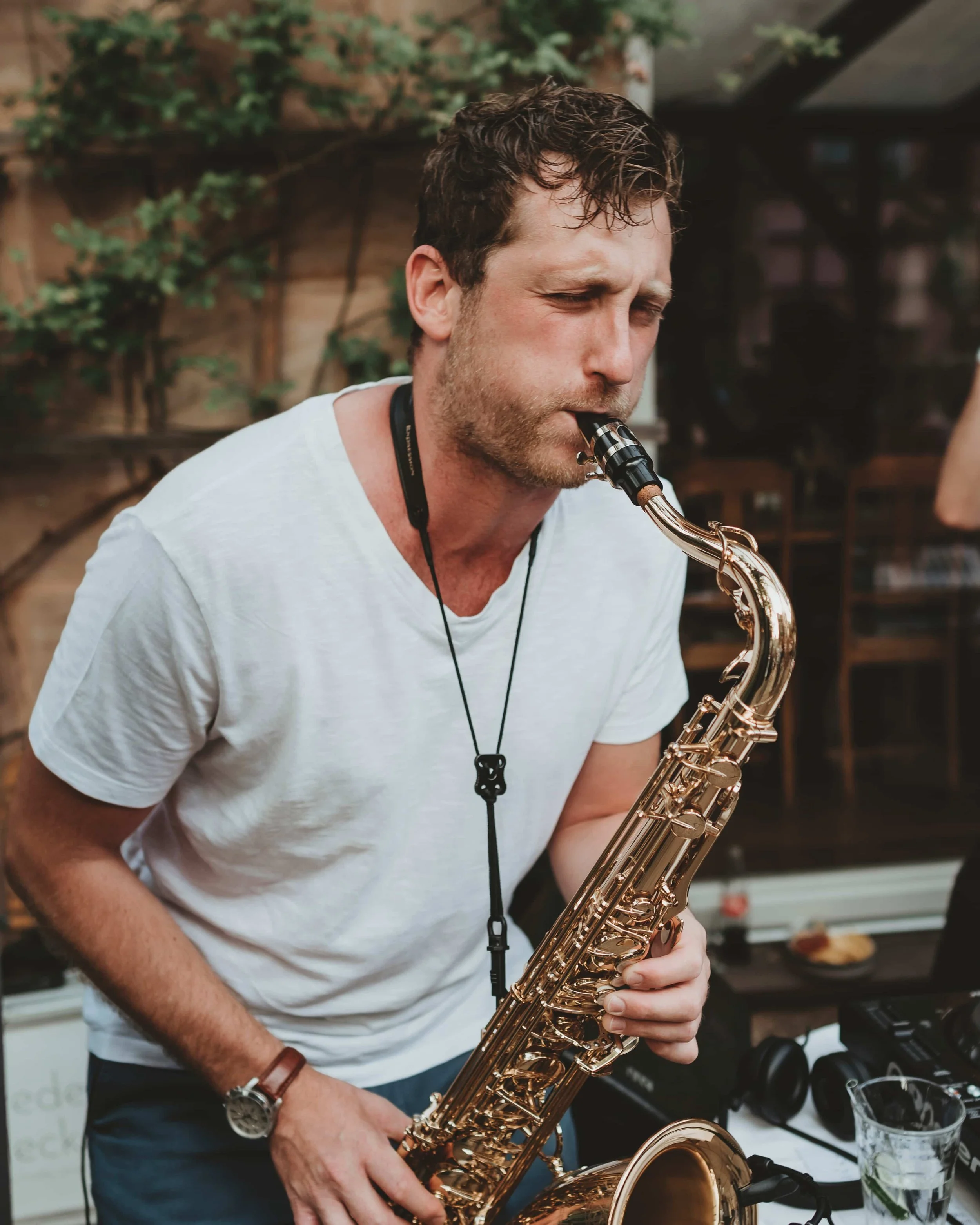 Frederik Heckel spielt Saxophon bei einer musikalischen Veranstaltung im Freien.