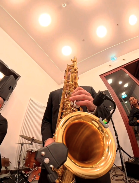 Frederik Heckel spielt auf einem goldenen Saxophon bei einer Musikveranstaltung.