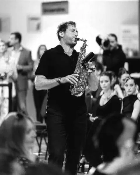 Frederik Heckel spielt Saxophon vor einem Publikum im Konzertsaal.