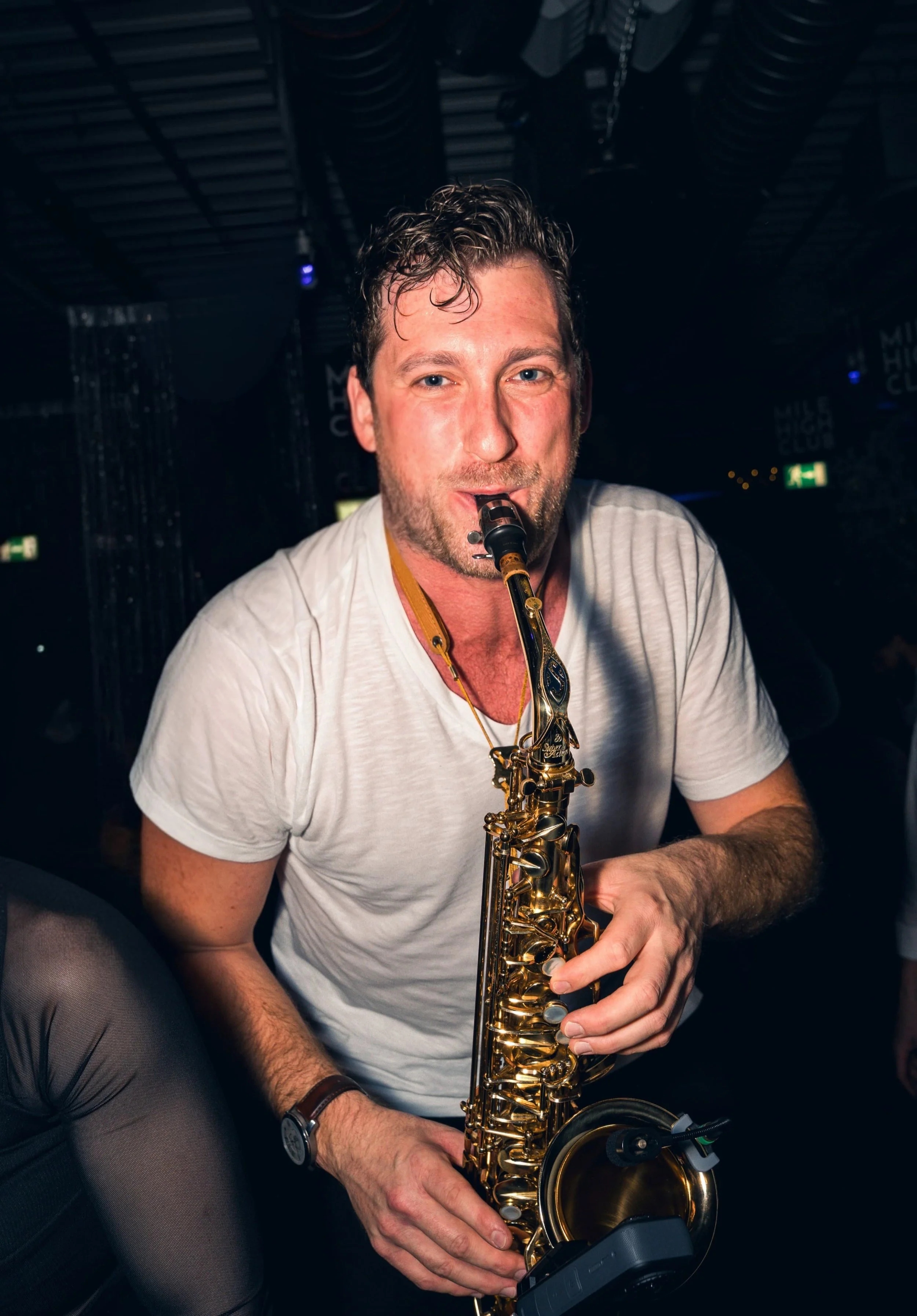 Frederik Heckel spielt Saxophon in dunkler Club-Umgebung.