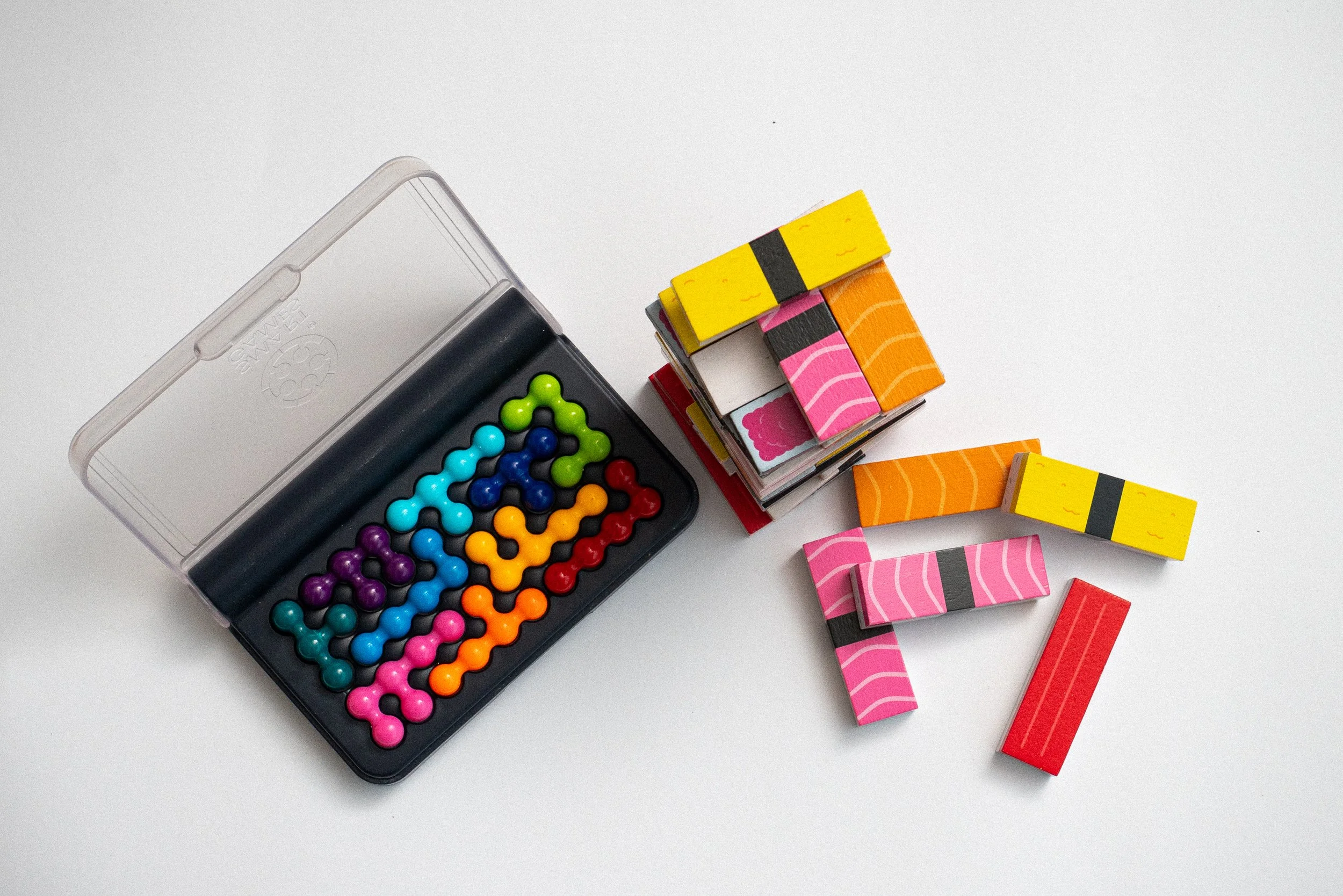 Bunte magnetische Wörter und Buchstaben auf einem weißen Hintergrund.