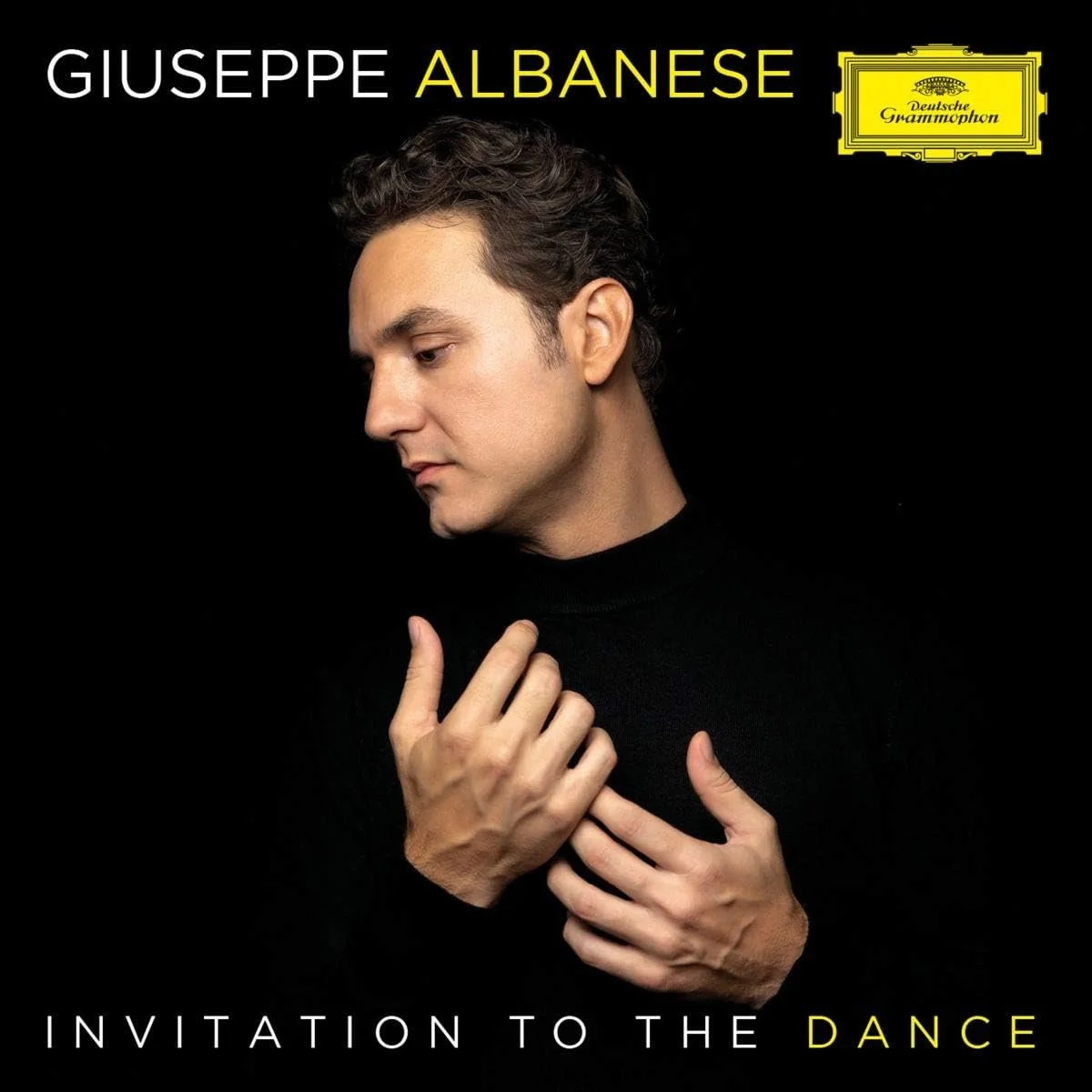 Copertina di un album musicale con un uomo che si tocca il petto, sfondo nero. Testo: "Giuseppe Albanese - Invitation to the Dance", con etichetta musicale Deutsche Grammophon. personal image, artist image, pianist, musicista, music advertising