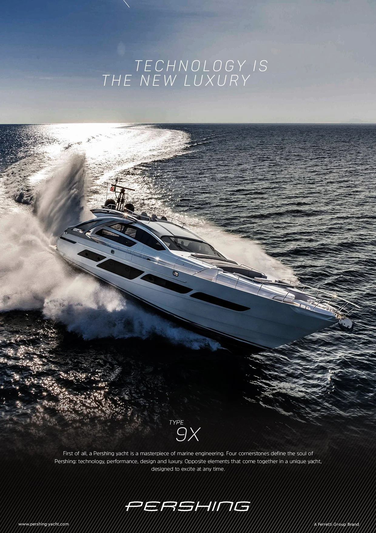 Yacht di lusso che naviga in mare al tramonto con testo promozionale sulla tecnologia e il marchio Pershing.