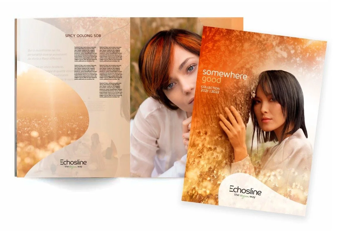 Copertina di un catalogo con due donne; una con capelli castani corti e l'altra con capelli neri lunghi, circondate da un paesaggio autunnale. Il testo include "somewhere good COLLECTION 2021/2022" e un logo con "Echosline" e la tagline "the vegan way".