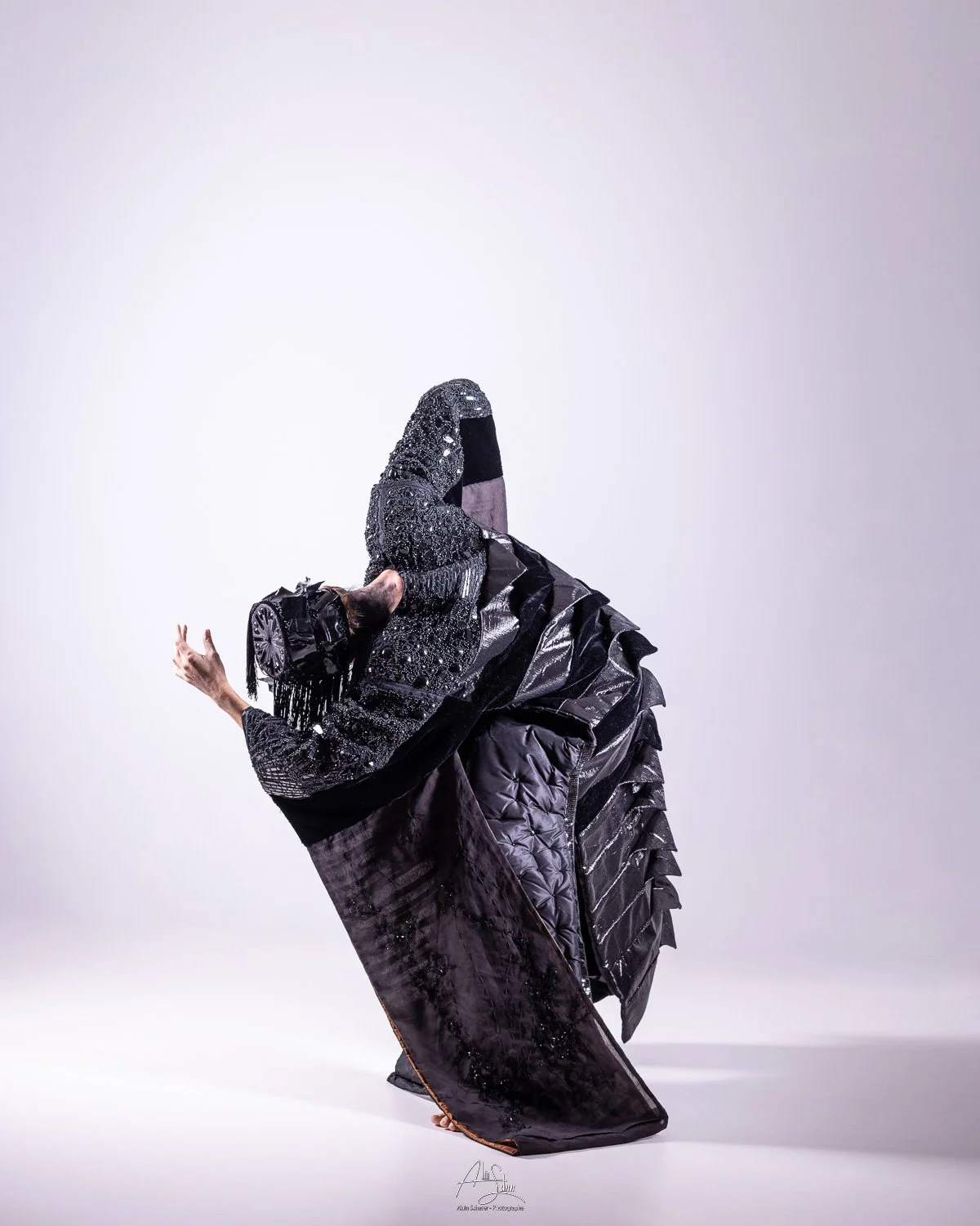 Kimonoshima #3, Dans l'intensité du clair et de l'obscur- création Marie Pourchot-2025- danse: Elsa Decaudin-photo: Alain Scherer