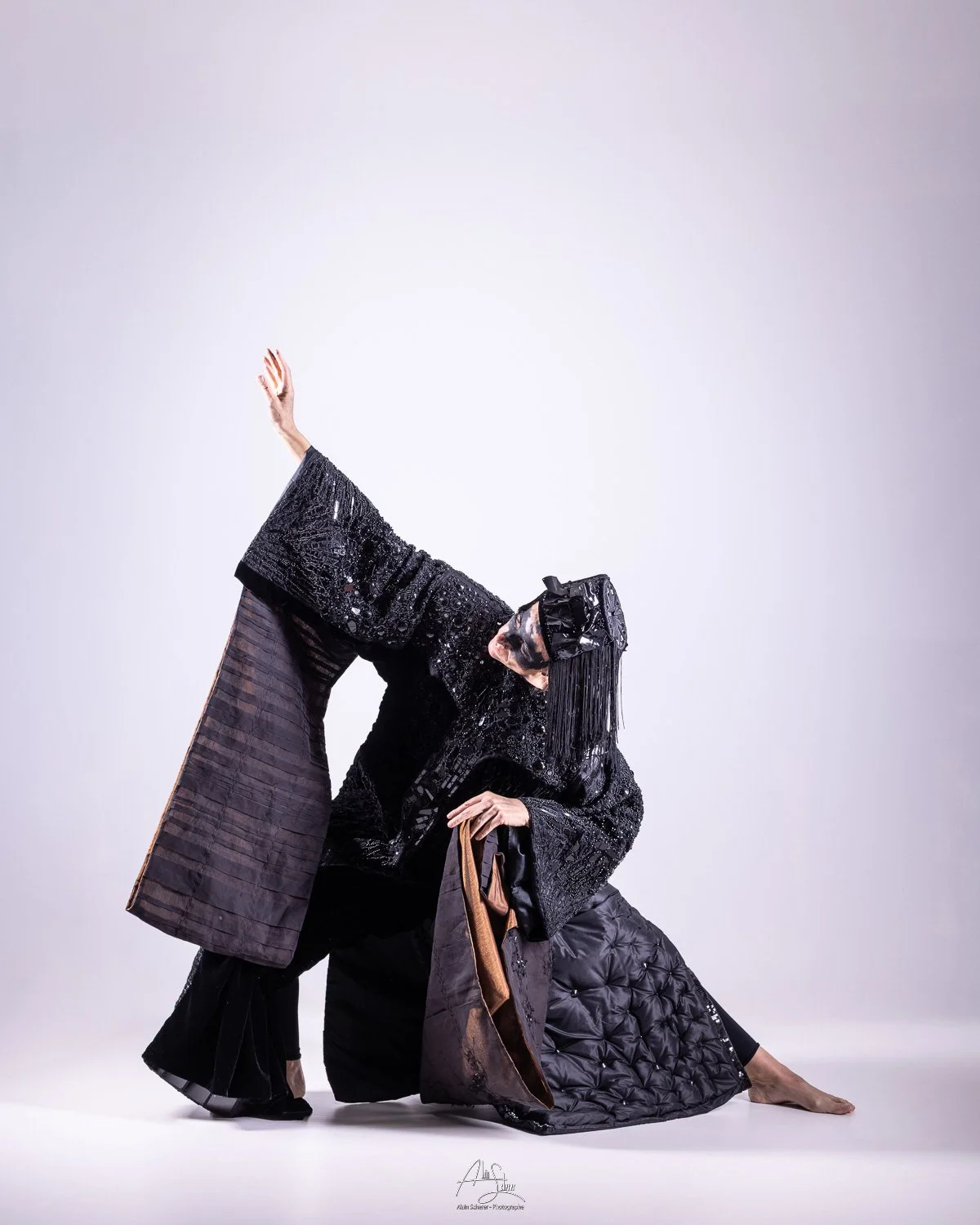Kimonoshima #3, Dans l'intensité du clair et de l'obscur- création Marie Pourchot-2025- danse: Elsa Decaudin-photo: Alain Scherer