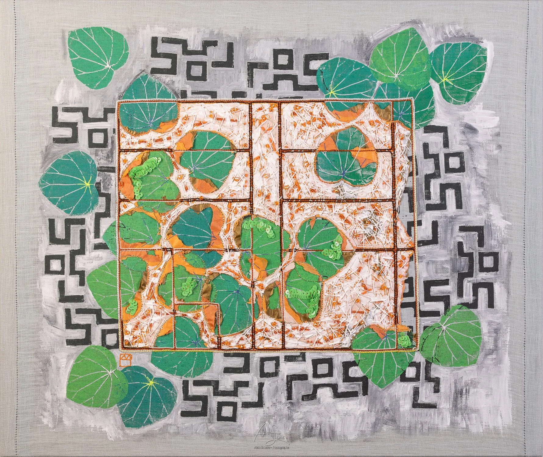 Réinventer le gris
Broderie sur lin, gravure, peinture,perles
H46xL55cm
2025-Photo Alain Scherer
