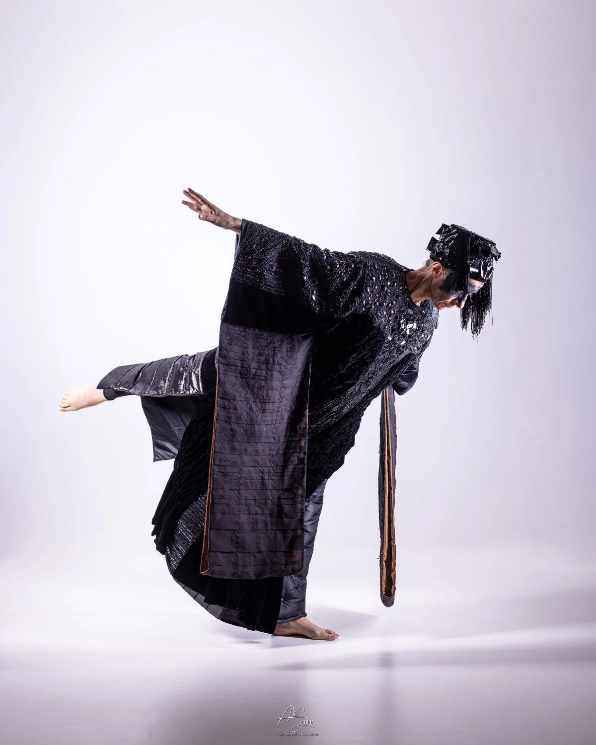 Kimonoshima #3, Dans l'intensité du clair et de l'obscur- création Marie Pourchot-2025- danse: Elsa Decaudin-photo: Alain Scherer