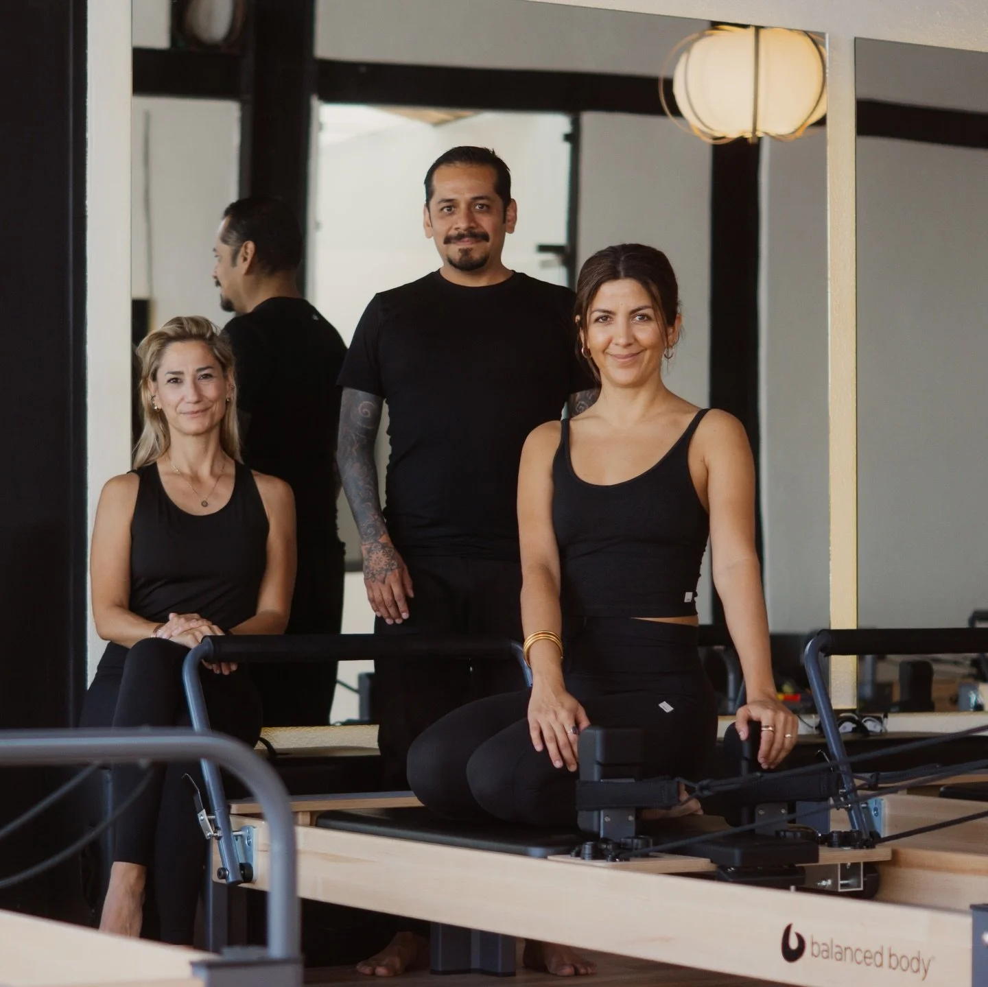 En AMMA Pilates no solo ense&ntilde;amos ejercicios. 
Formamos cuerpos, conciencia y criterio. 

Cada uno de nosotros estudia, practica y respeta el m&eacute;todo cl&aacute;sico en su totalidad. 

Porque en el Pilates cl&aacute;sico, nada se hace al 