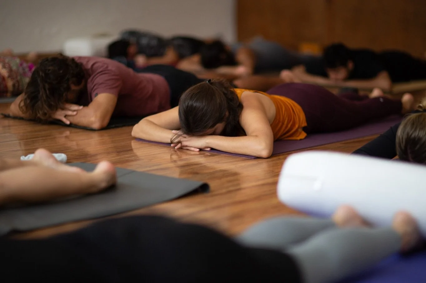 La pr&aacute;ctica es ese momento donde todo empieza a suavizarse, a acomodarse, a volver a su lugar.

Un espacio para regresar a ti, para escucharte con calma.

Nos vamos en el mat.
Reserva tu clase Link en bio ✨