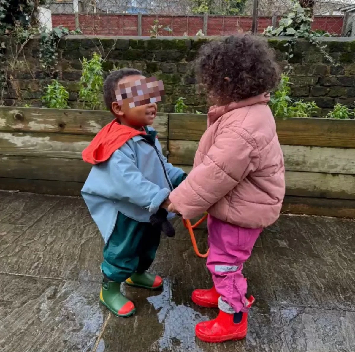 La Jolie Bulle is a place where children play, learn, and grow with values that are essential to becoming part of a better society 🌍🤍.
We teach them with love and conviction 💫, but most importantly, they teach us!
Every day, our team wraps up yet 