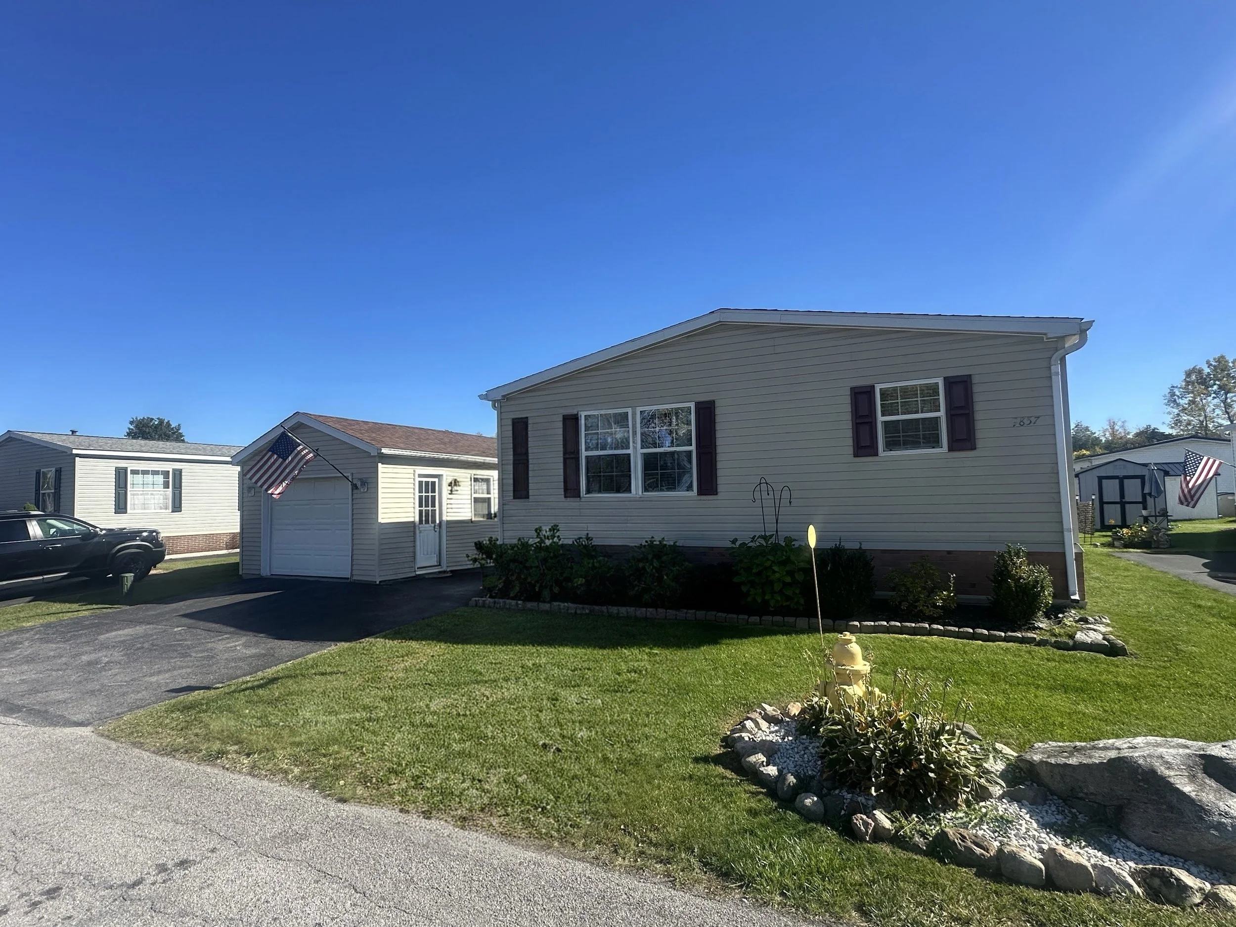 9857 Newmarket Ave - $199,900 - 2004