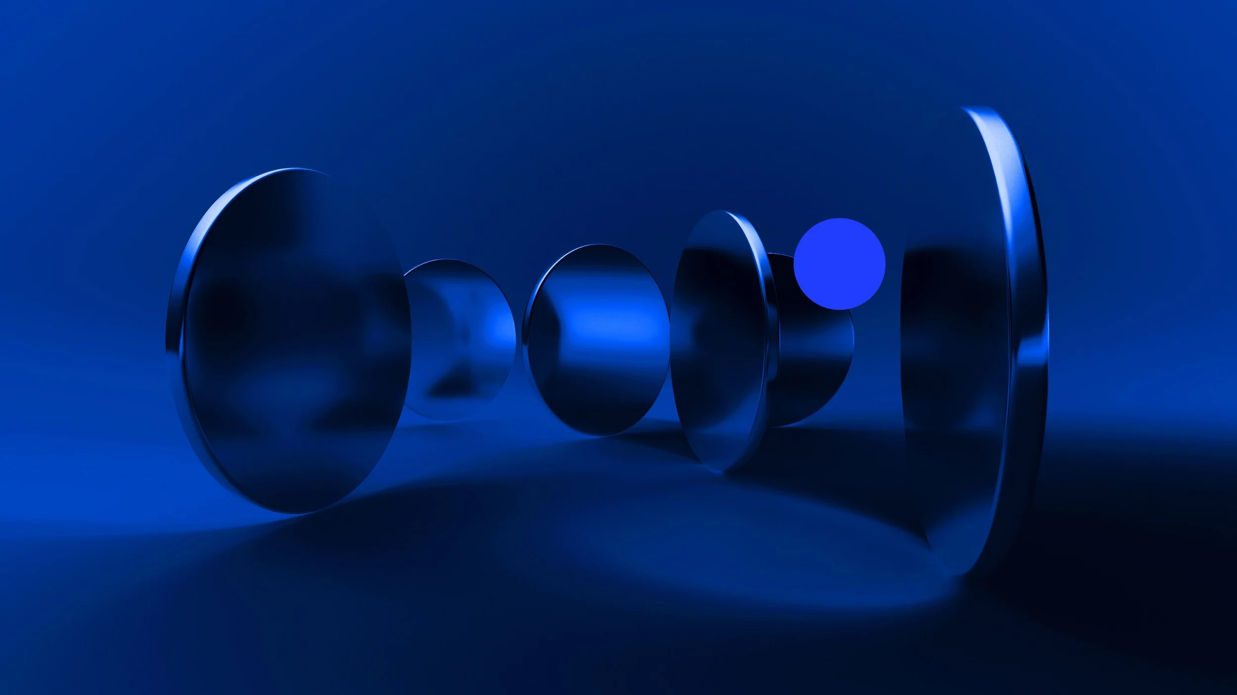 Abstraktes, modernes Design mit schwarzen, zylindrischen Formen und einem blauen Kreis auf einem blauen Hintergrund.