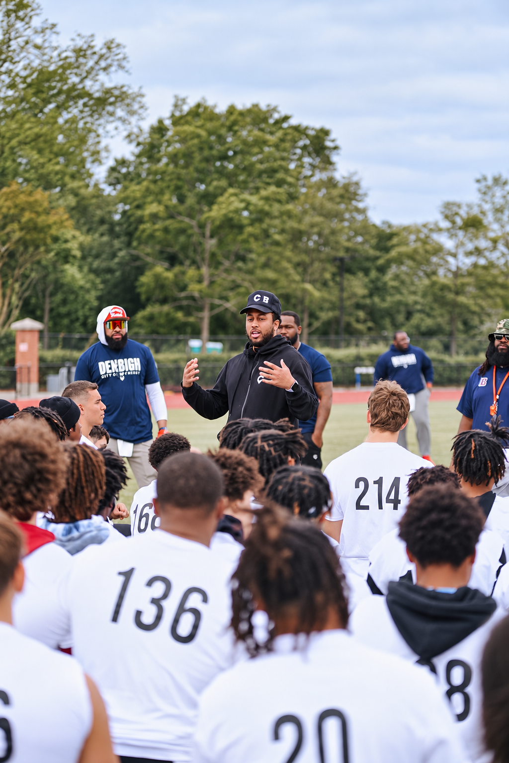 Tommy Reamon speaking with athletes at the 2023 Peninsula Showcase.