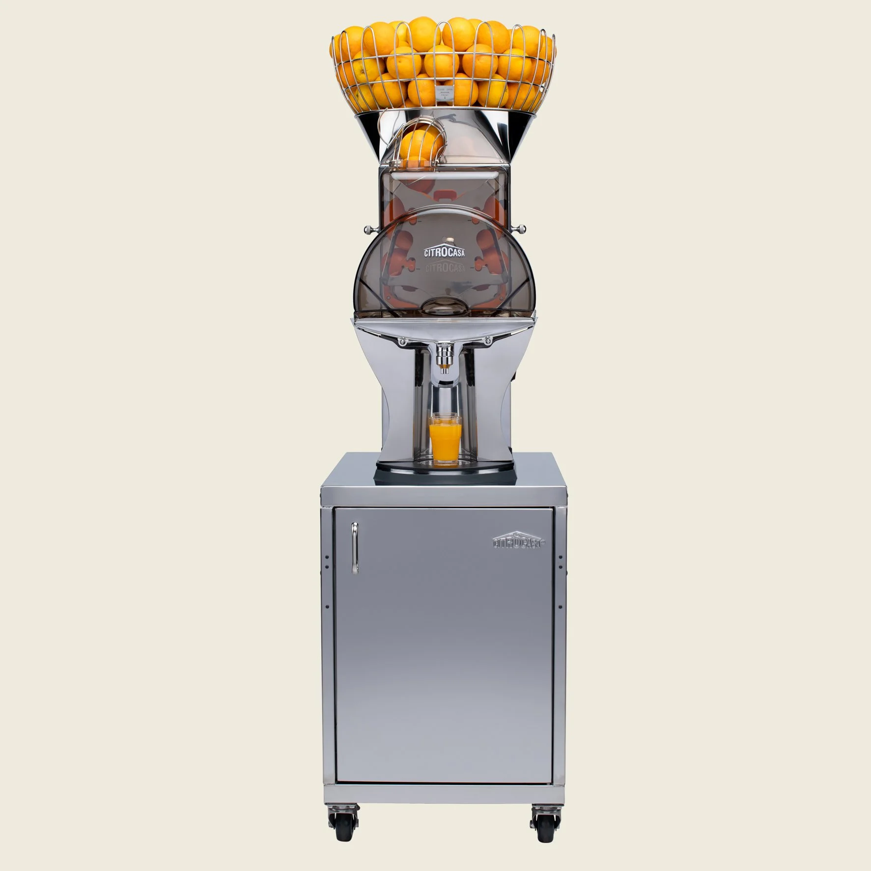 Elektrischer Orangenpressautomat auf Rollen mit Zitrusfrüchten in einem Lebensmittelgeschäft.