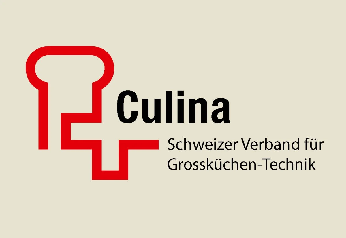 Logo des Schweizer Verbands für Großküchen-Technik mit einem roten Kochmütze- und Schneidbrett-Design und schwarzen Text