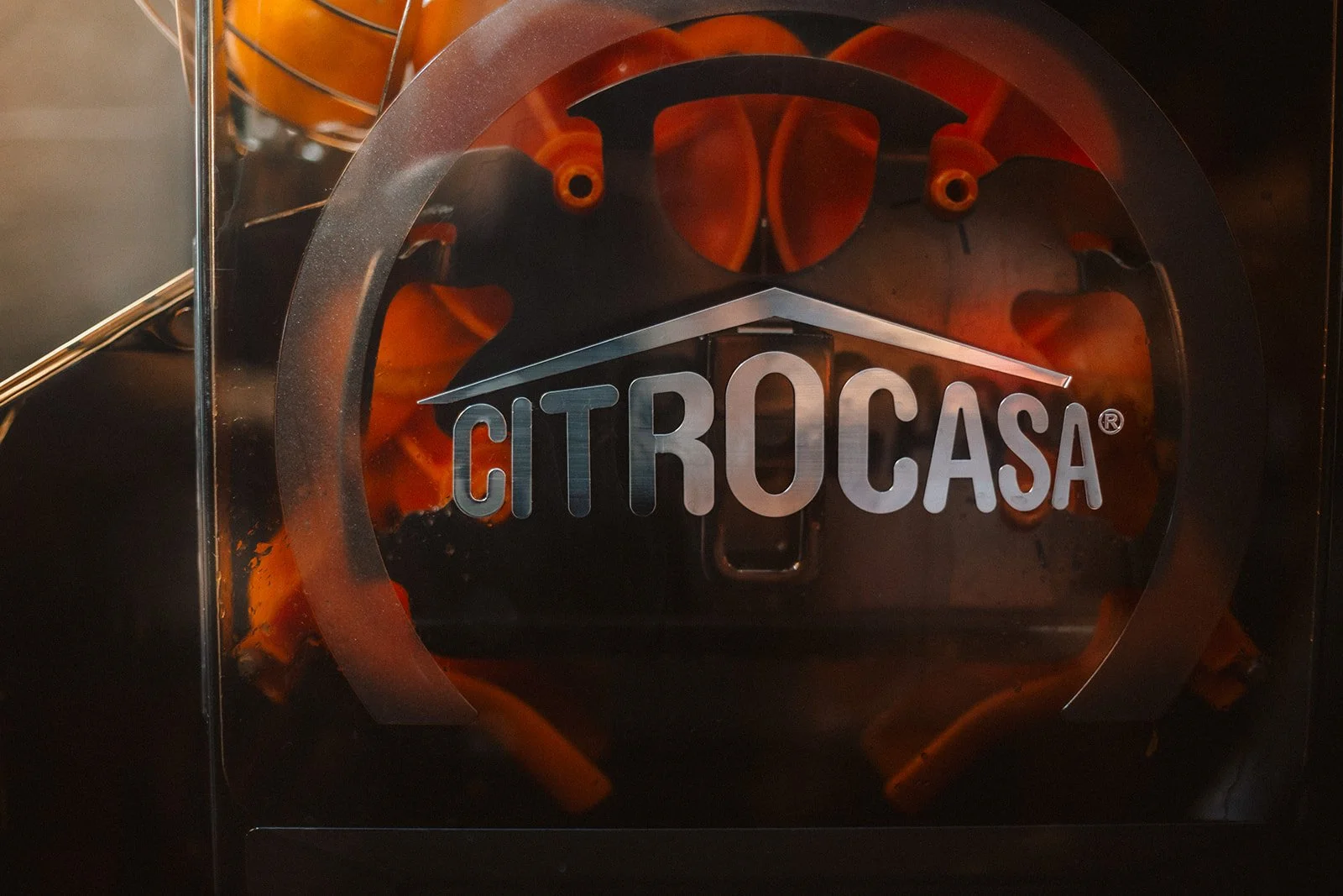 Eine Glasvitrine mit einem Logo, das 'CIT ROCASA' zeigt, und darin sind Orangen sichtbar.
