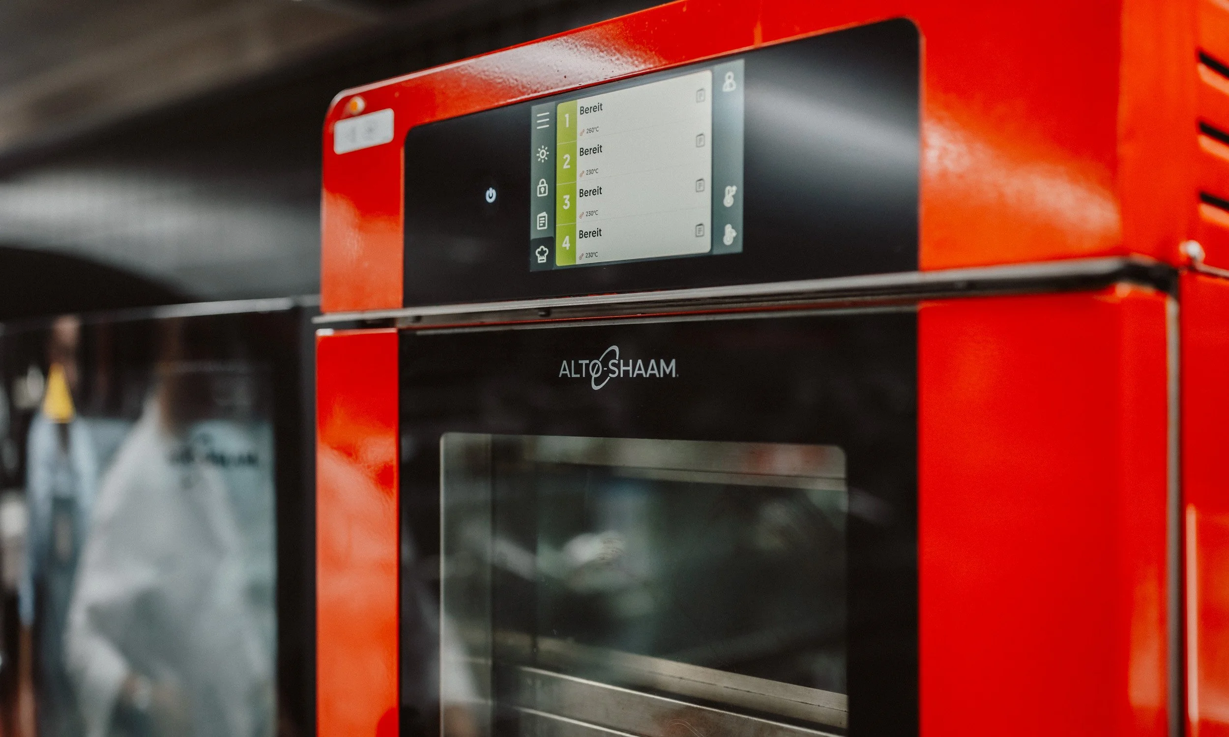 Ein roter Backofen mit digitalem Bedienfeld und der Marke 'ALTO SHAAM'.