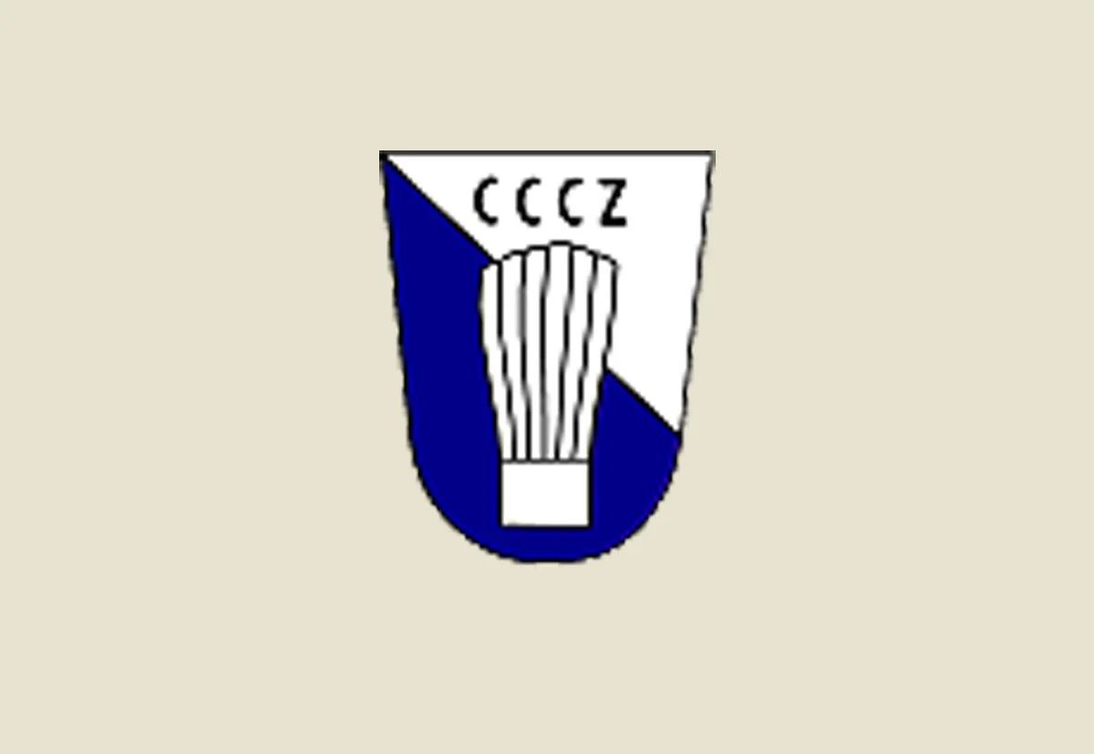 Wappen mit blauer und weißer Farbgestaltung, mit den Buchstaben 'CCZ' an der oberen Seite.