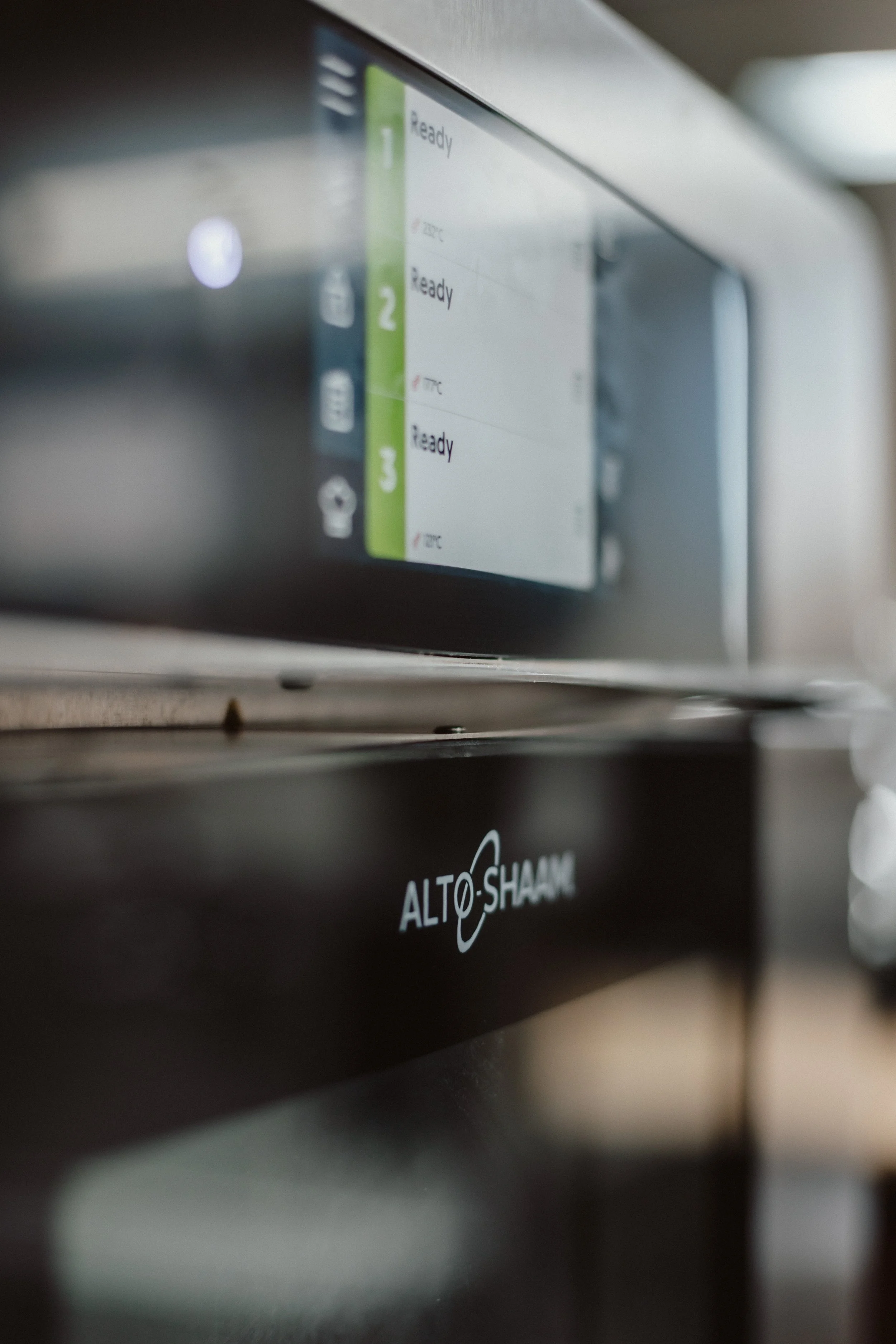 Nahaufnahme eines professionellen Backofens mit digitalem Bedienfeld und dem Logo 'ALTO-SHAAM'.