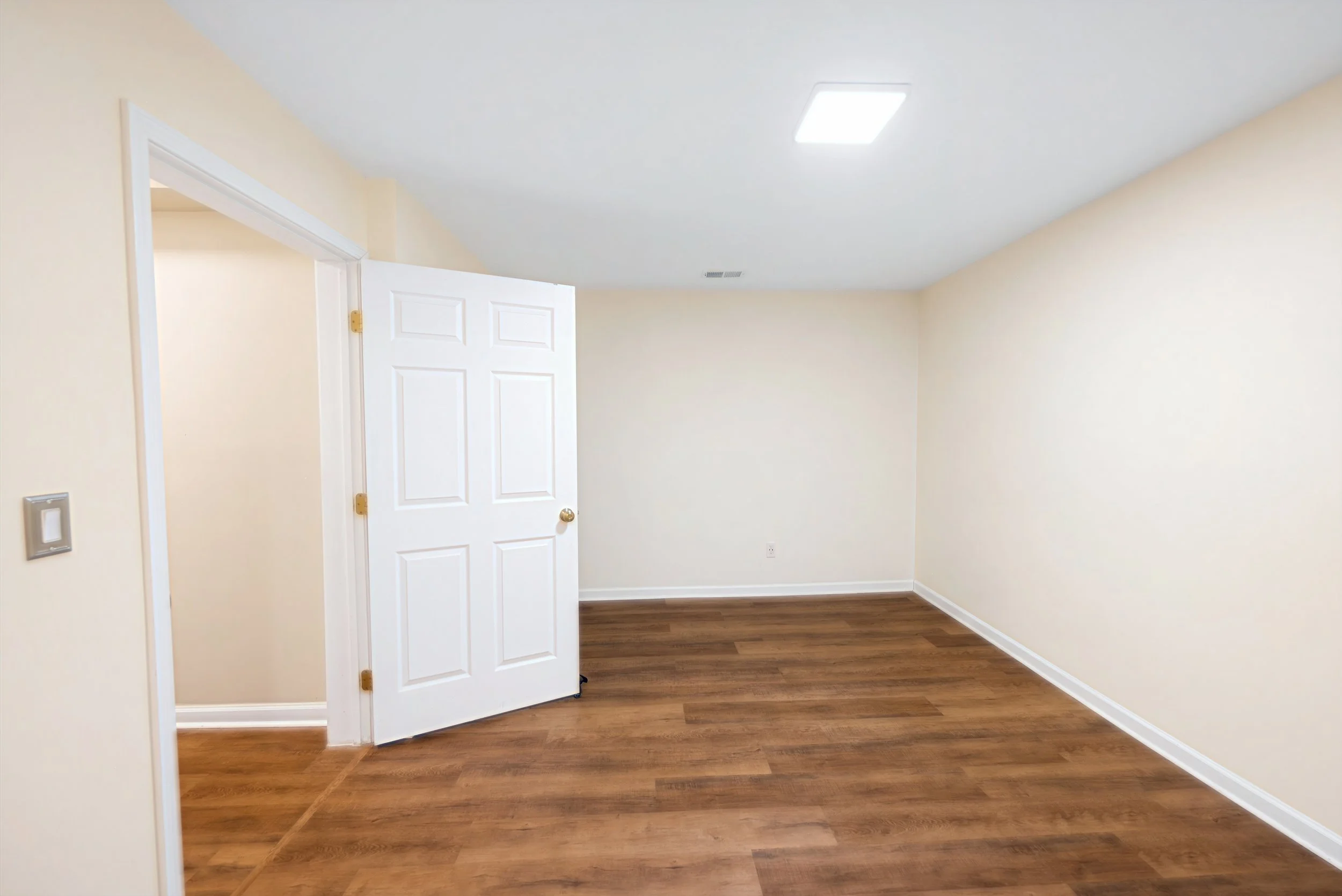 basement_bedroom_2.jpg