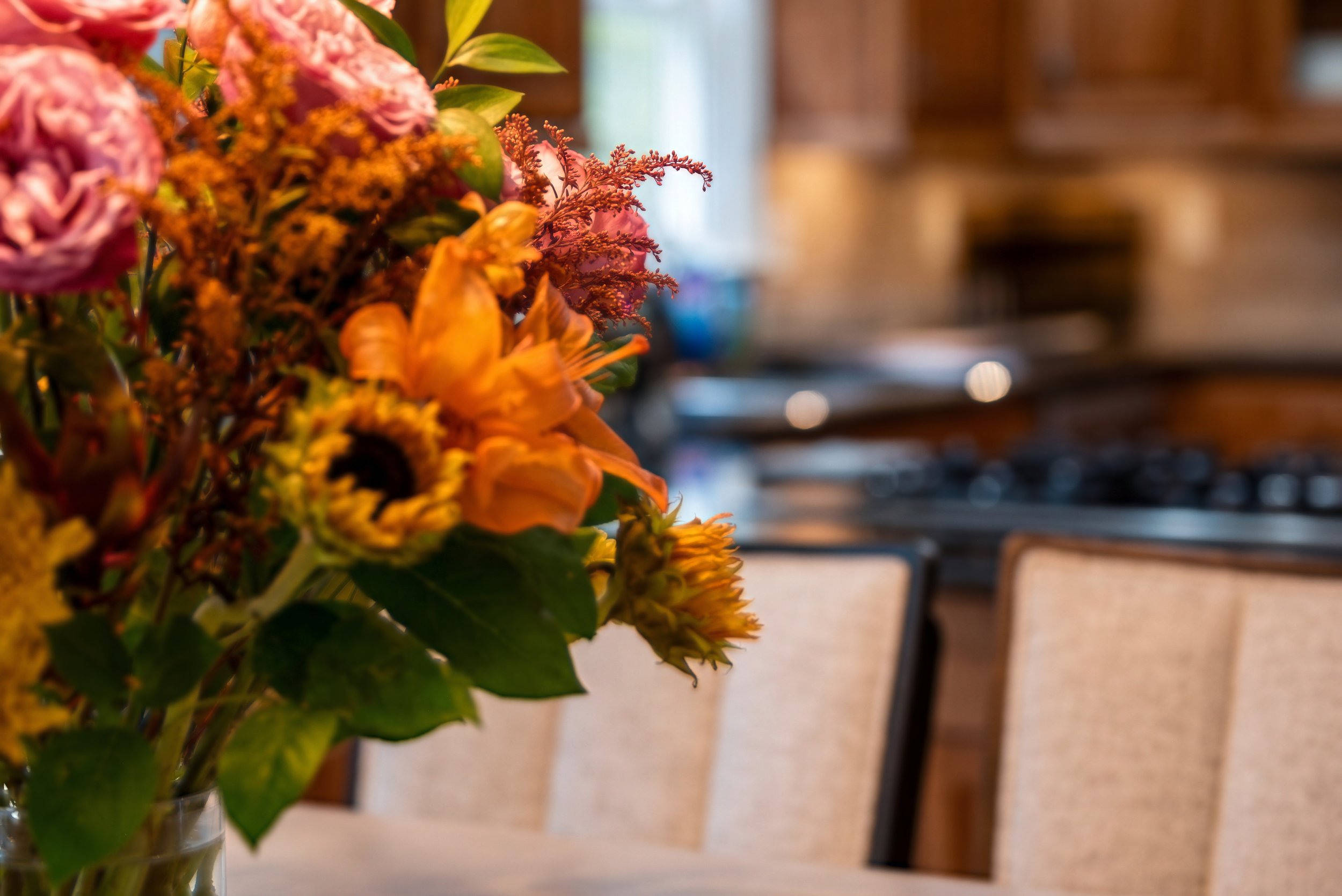 interior_dining_flowers.jpg