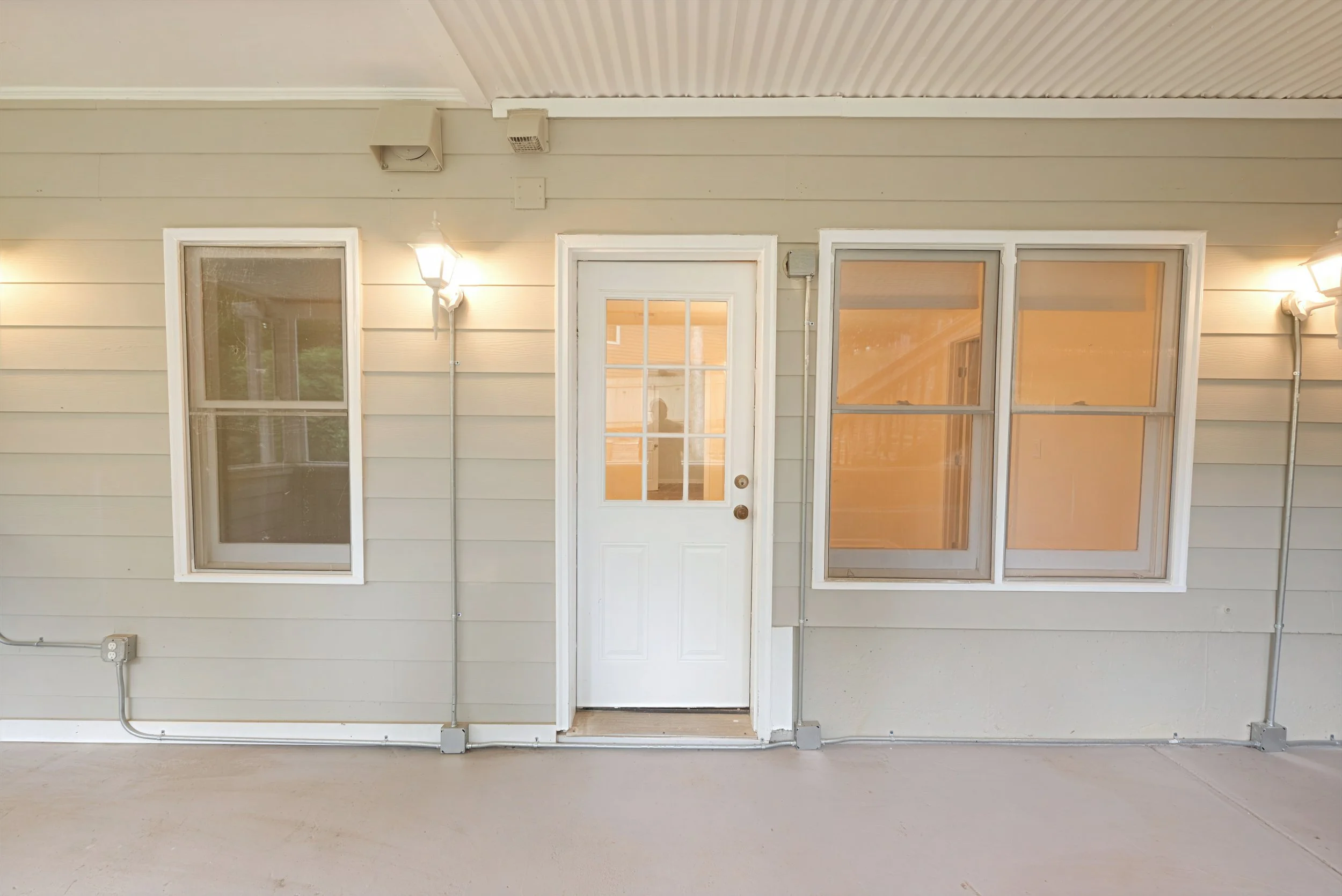 1055_whtrail_back porch 1.jpg
