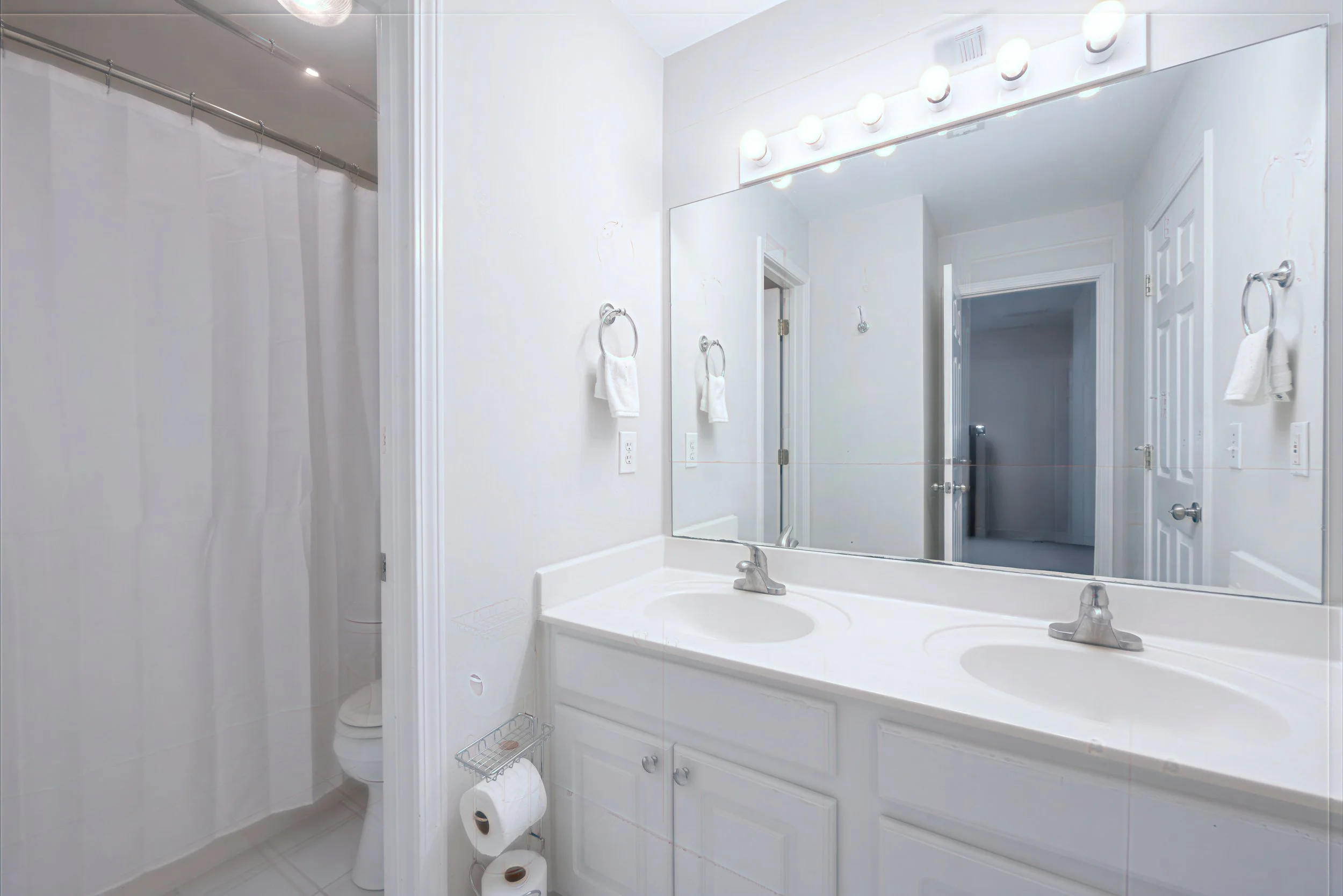 1055_whtrail_guest_bath1.2-topaz.jpg
