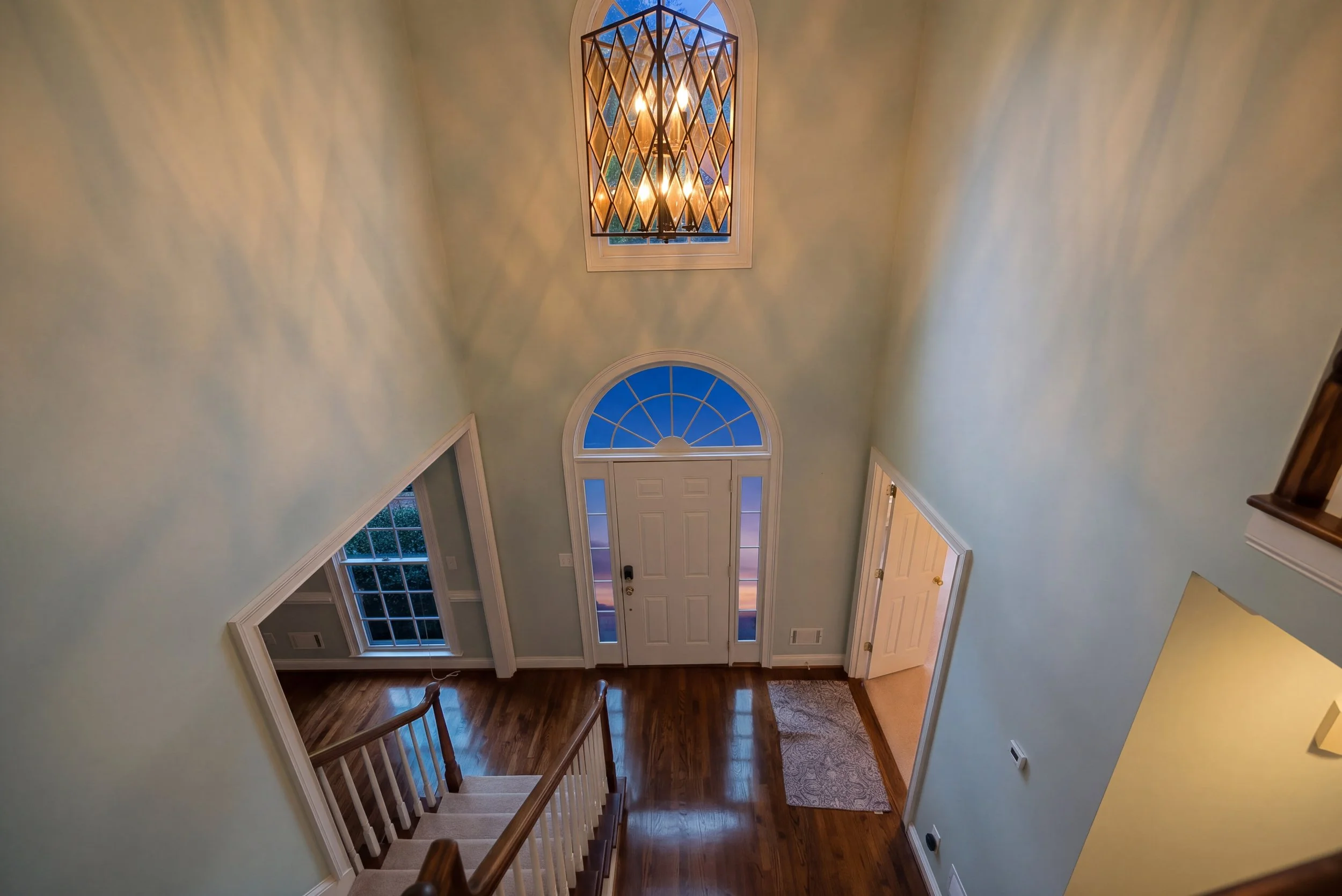 1055_whtrail_foyer_dusk.jpg