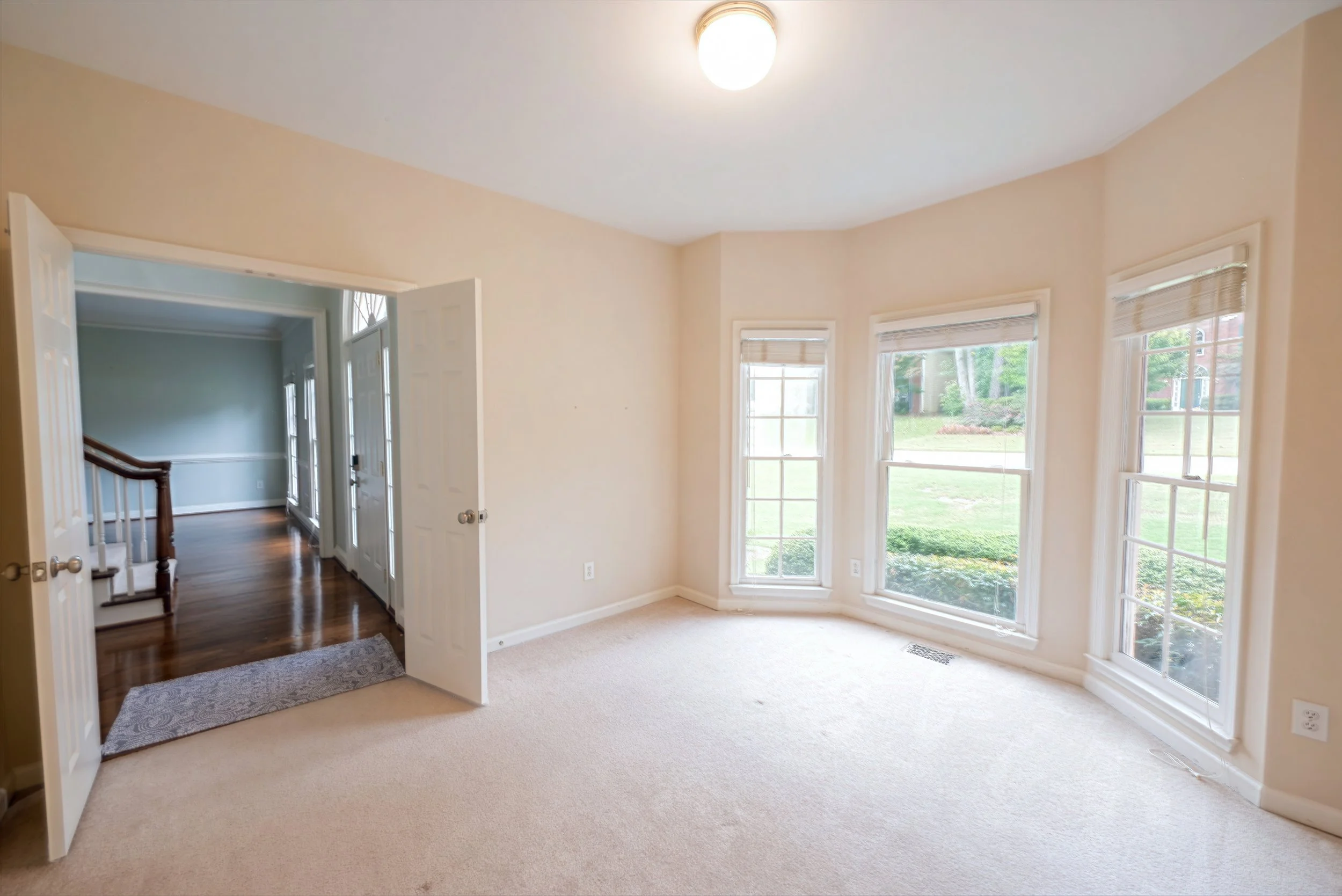 1055_whtrail_office1.jpg