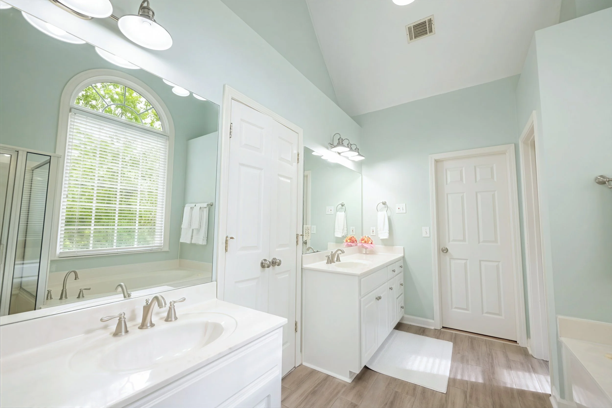 1055_whtrail_master_bath4.jpg