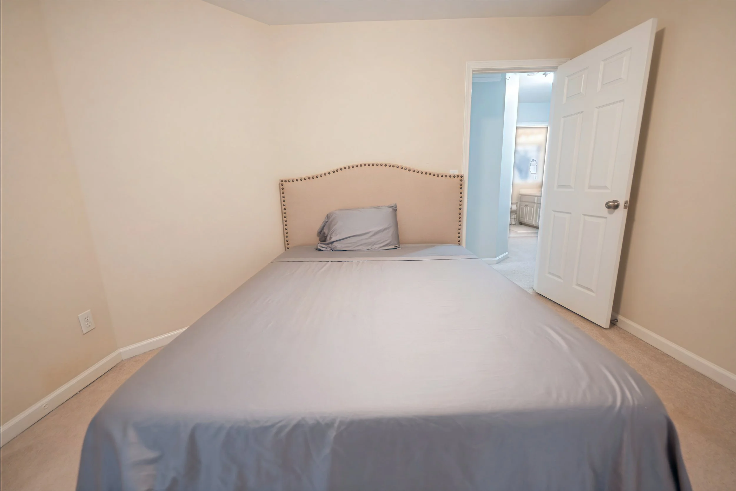 1055_whtrail_bedroom_3.jpg