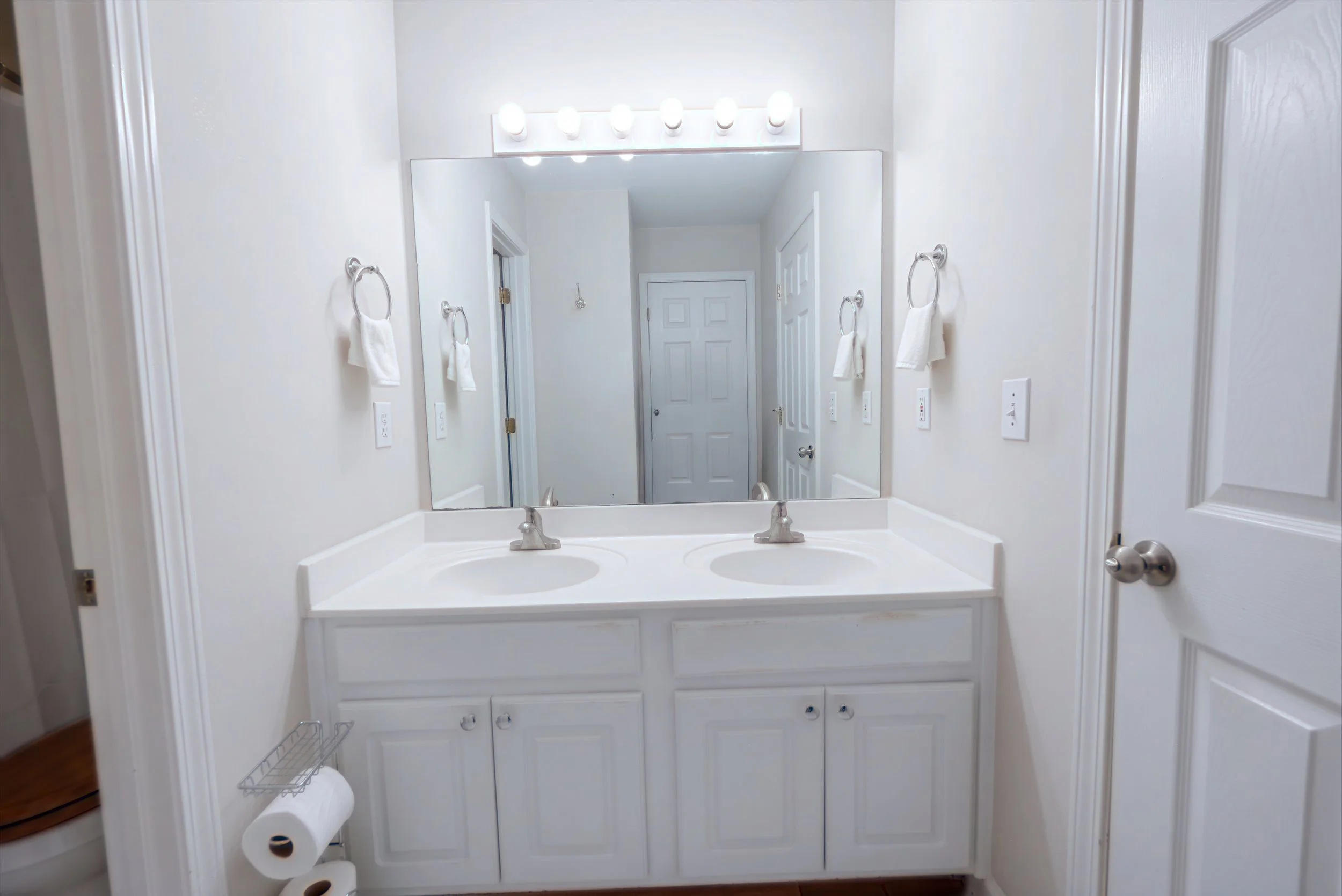 1055_whtrail_guest_bath1-topaz.jpg