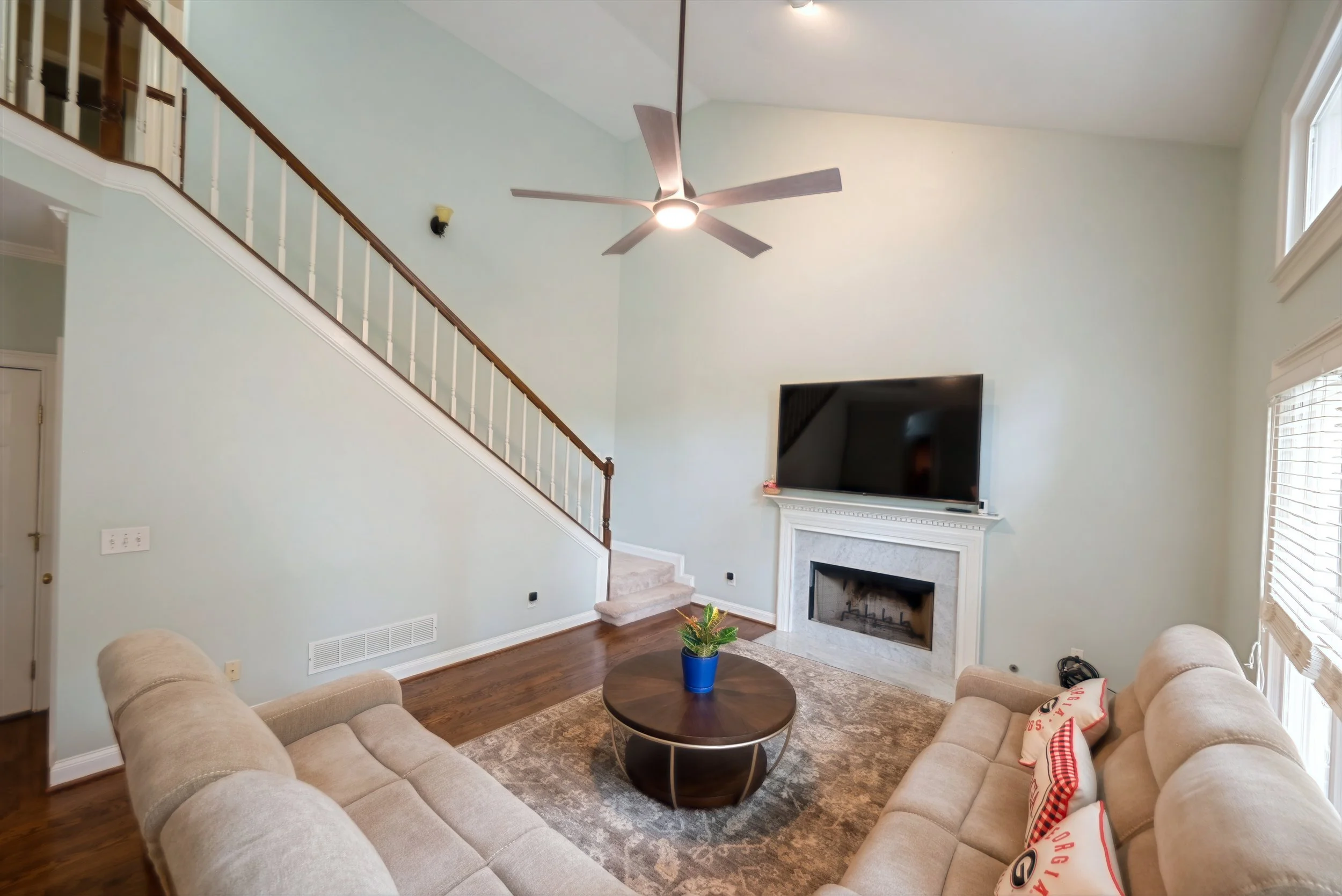 1055_whtrail_living1.6.jpg