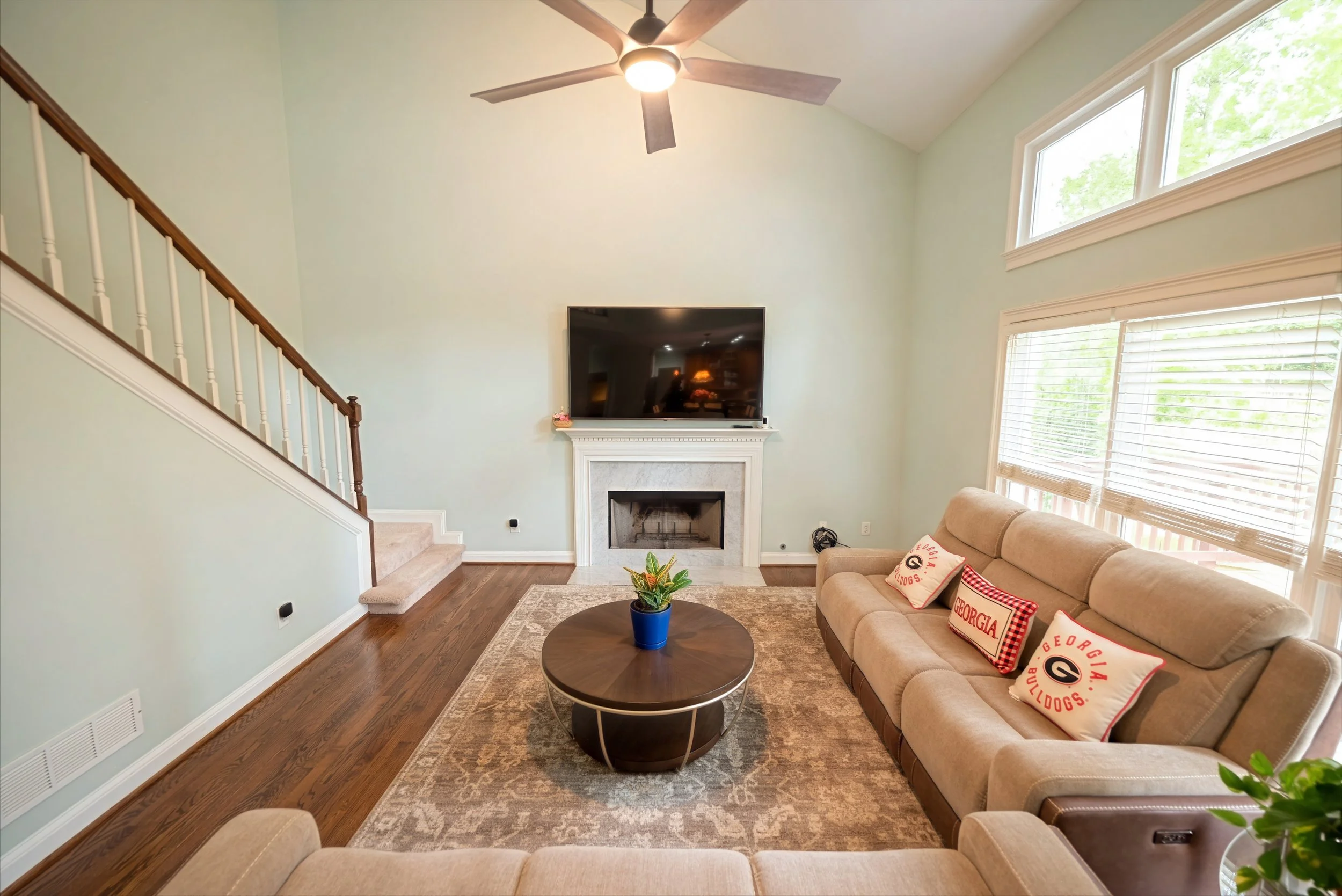1055_whtrail_living1.4.jpg