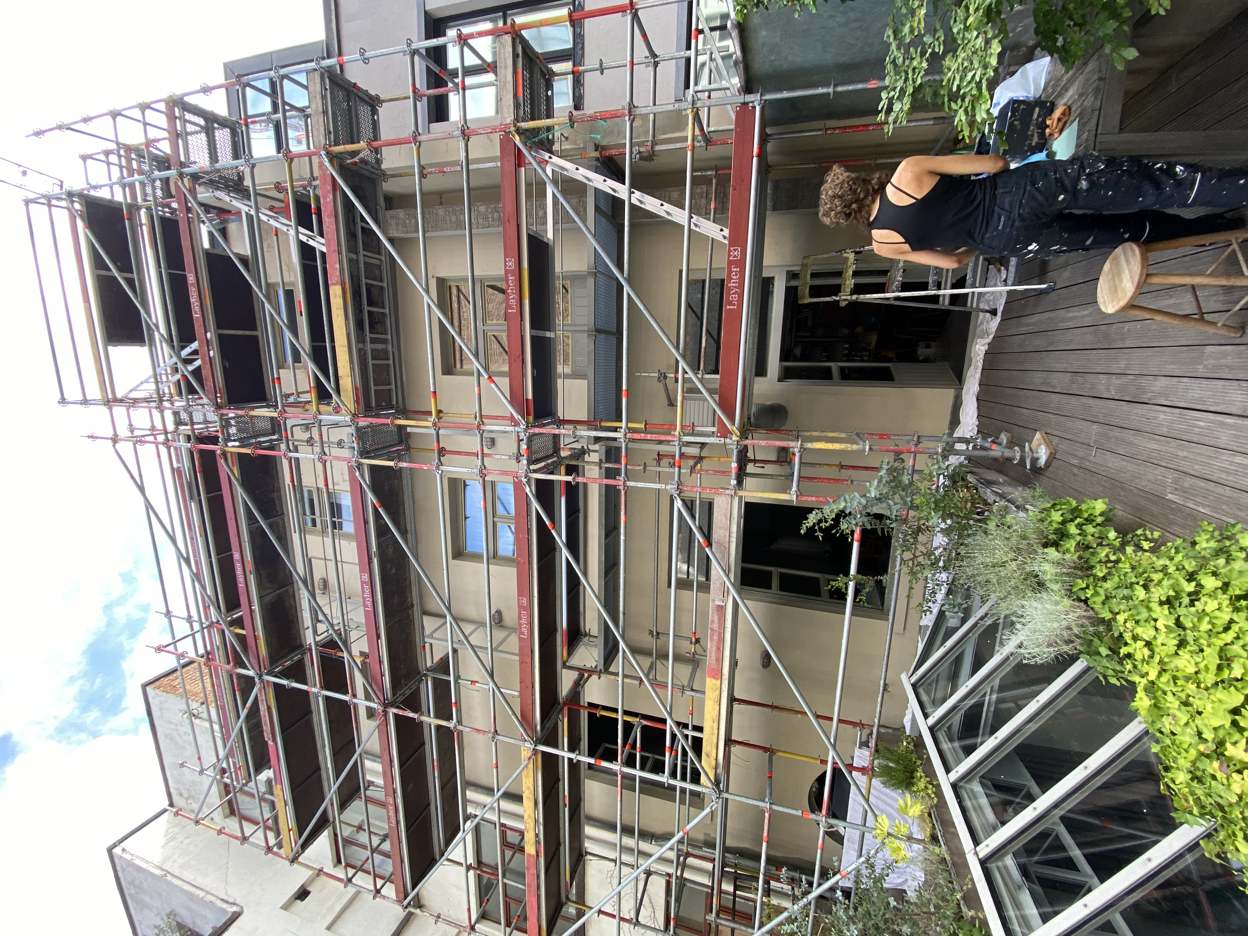 De stelling is geplaatst bij een achtergevel van een huis en dat nu een andere kleur krijgt