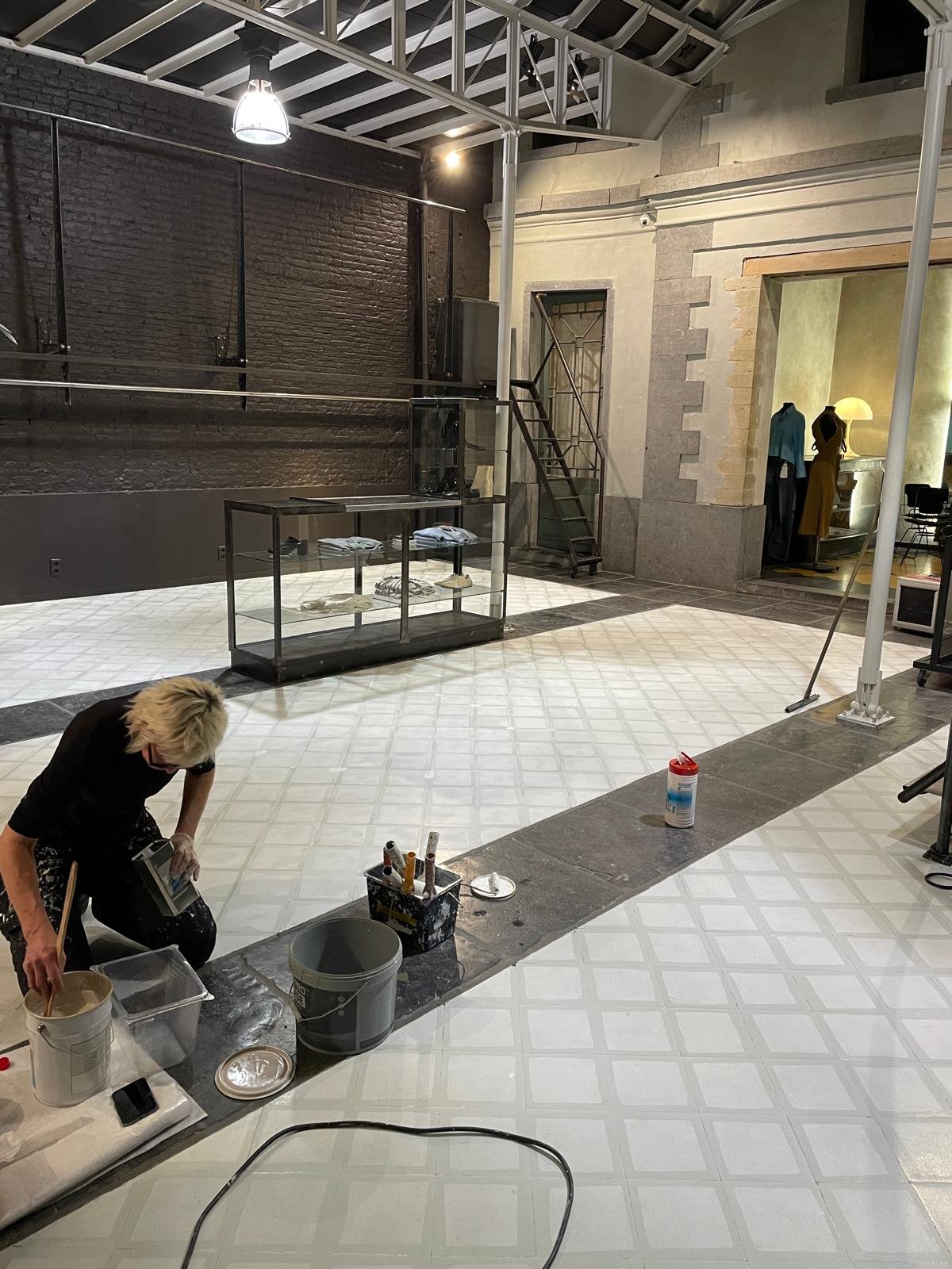 Hier bereiden we het vernis voor zodat de verf niet beschadigd wordt.