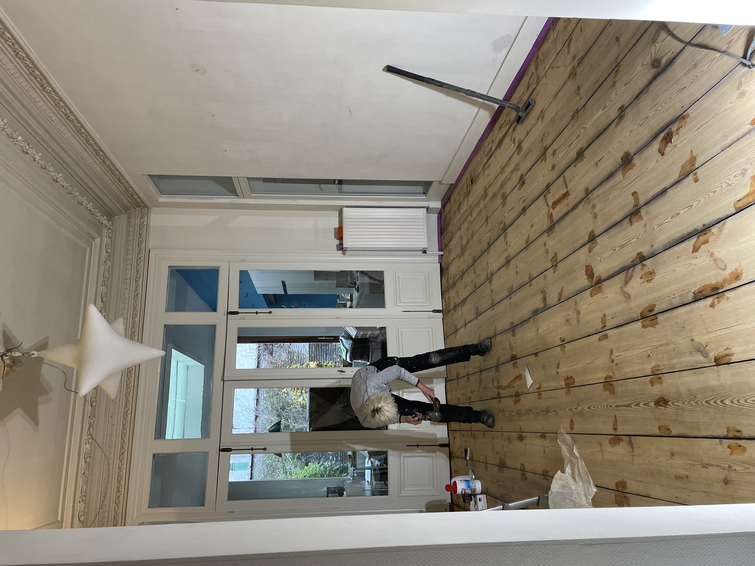 Het parket wordt hier geplamuurd om de gaatjes en barsten op te vullen. Dit zorgt ervoor dat de barsten niet verder scheuren. 