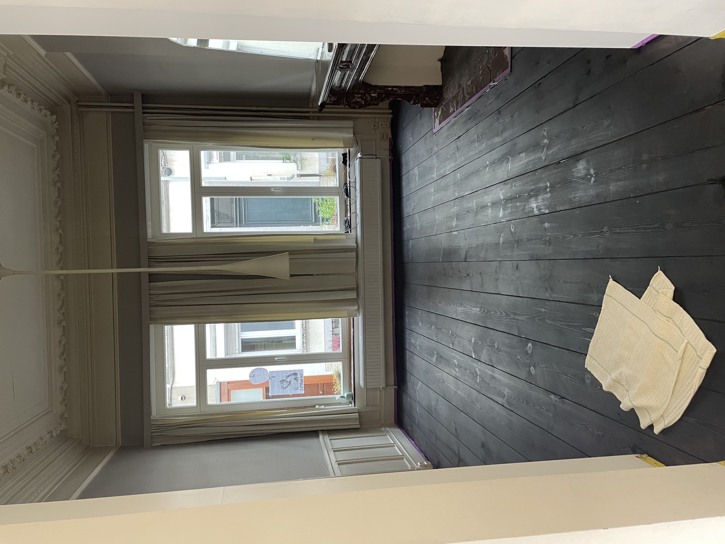 Parket is in geolied met een zwarte olie